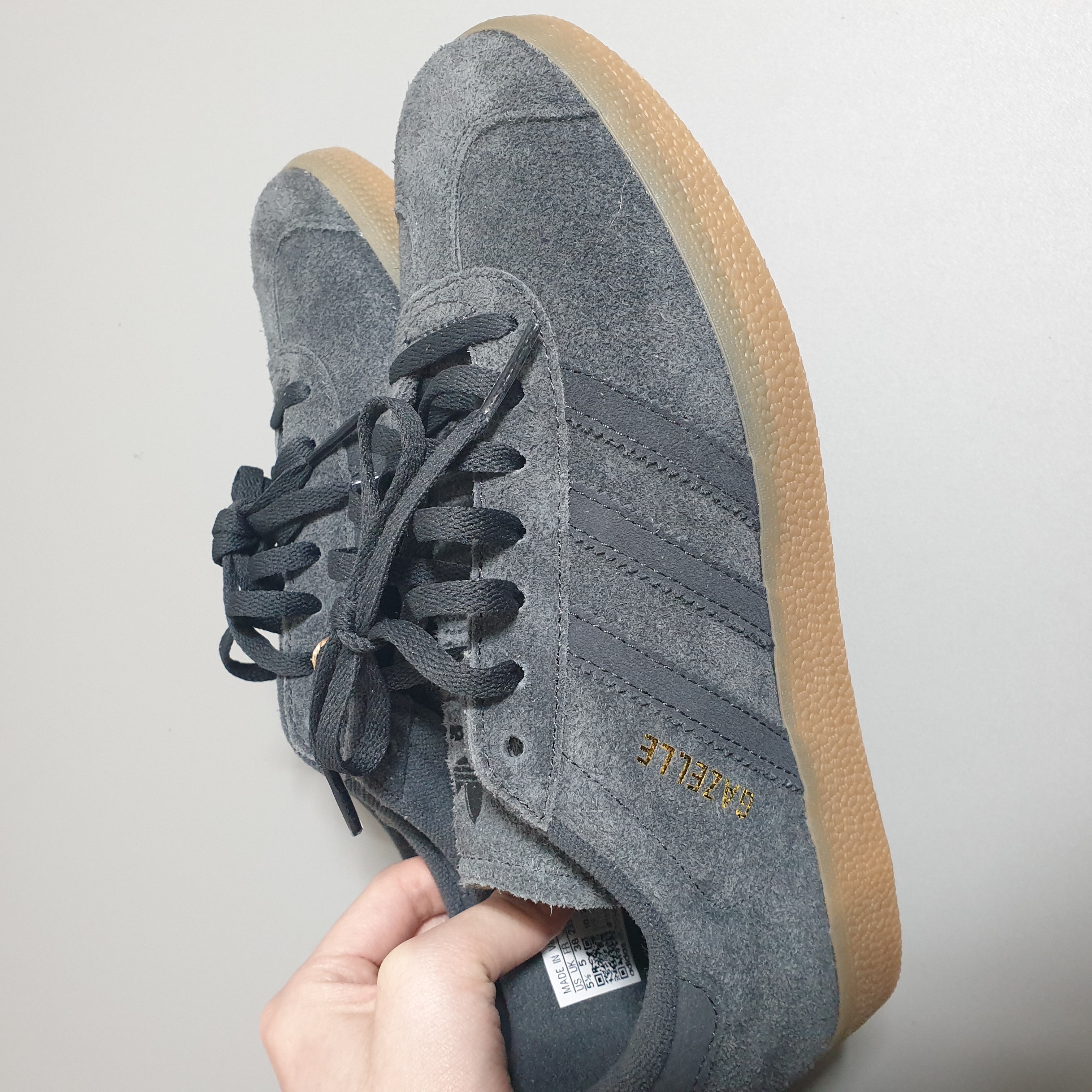 Adidas Gazelle Grey Six Gum 착용 스타일 - 2