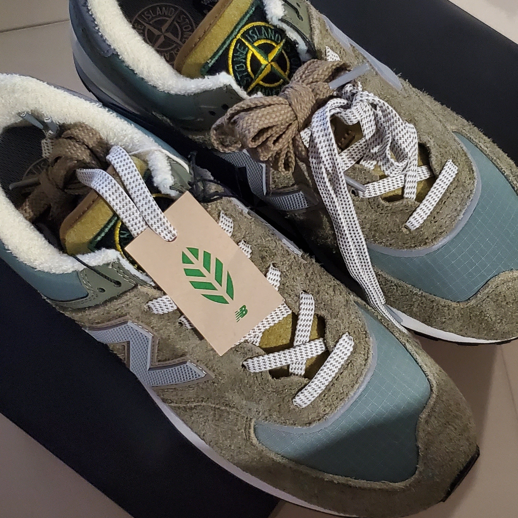 New Balance x Stone Island 574 Legacy Green 착용 스타일 - 2