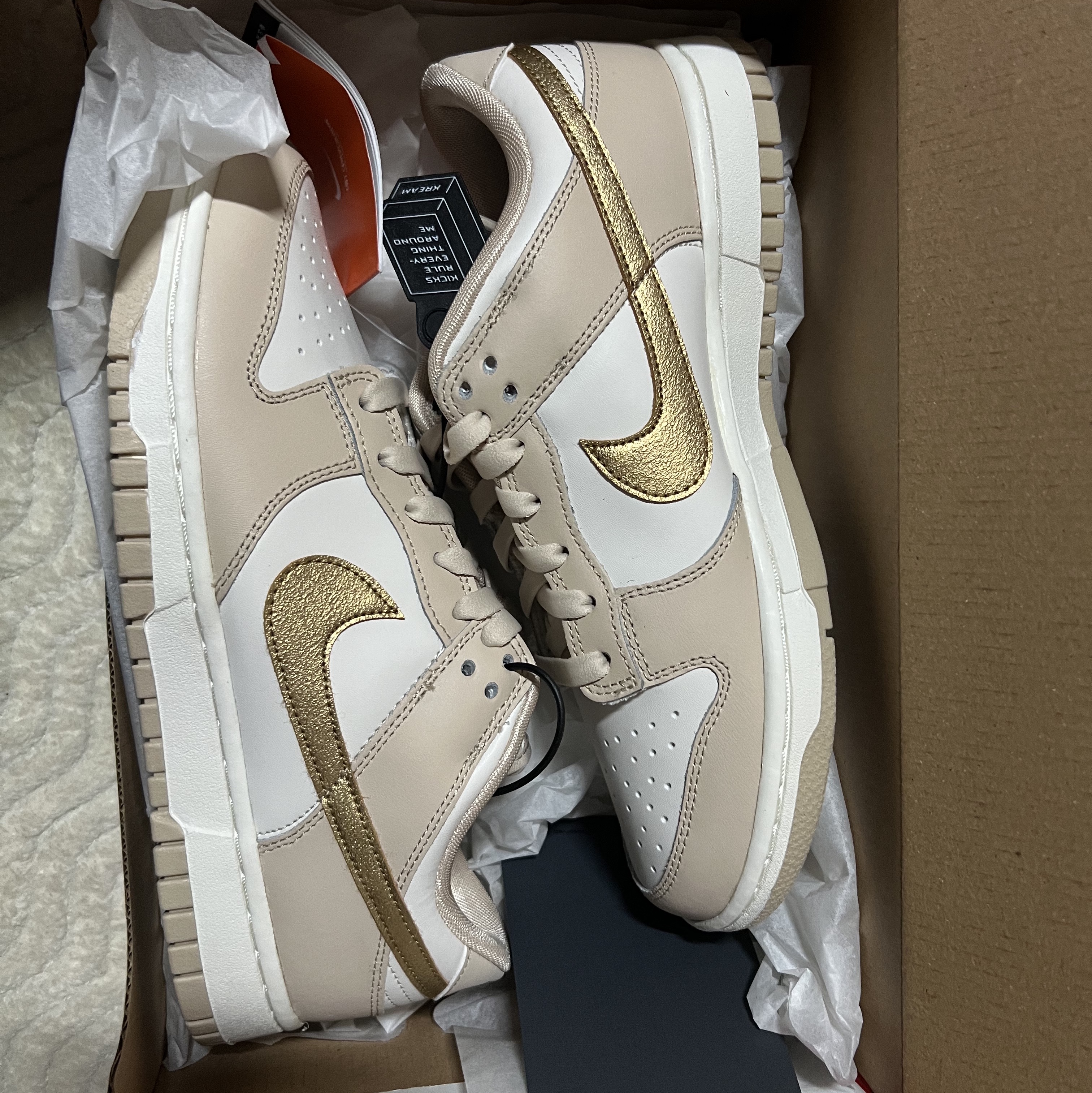 (W) Nike Dunk Low Sanddrift Metallic Gold 착용 스타일 - 1