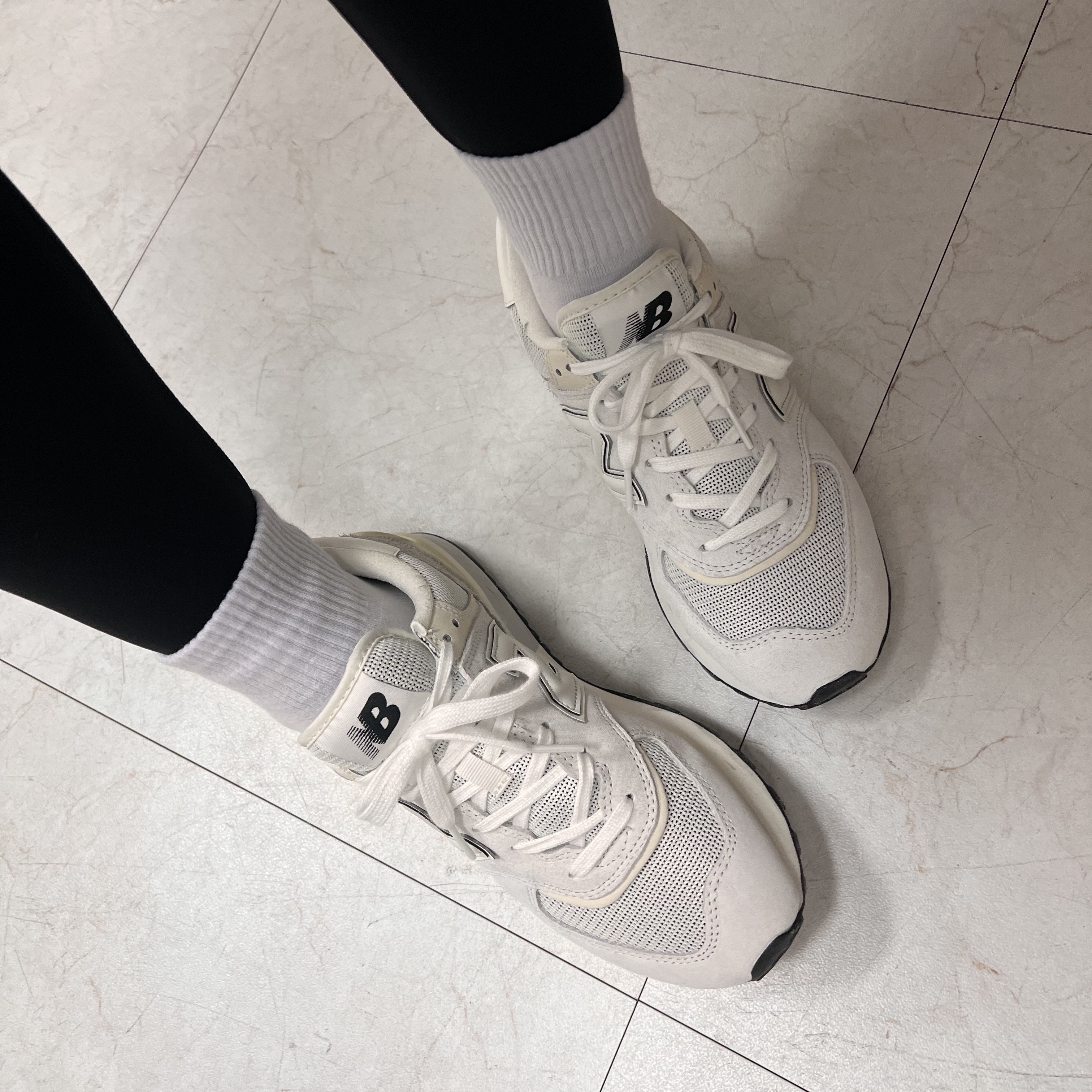 New Balance 574 Legacy Grey White 착용 스타일 - 1