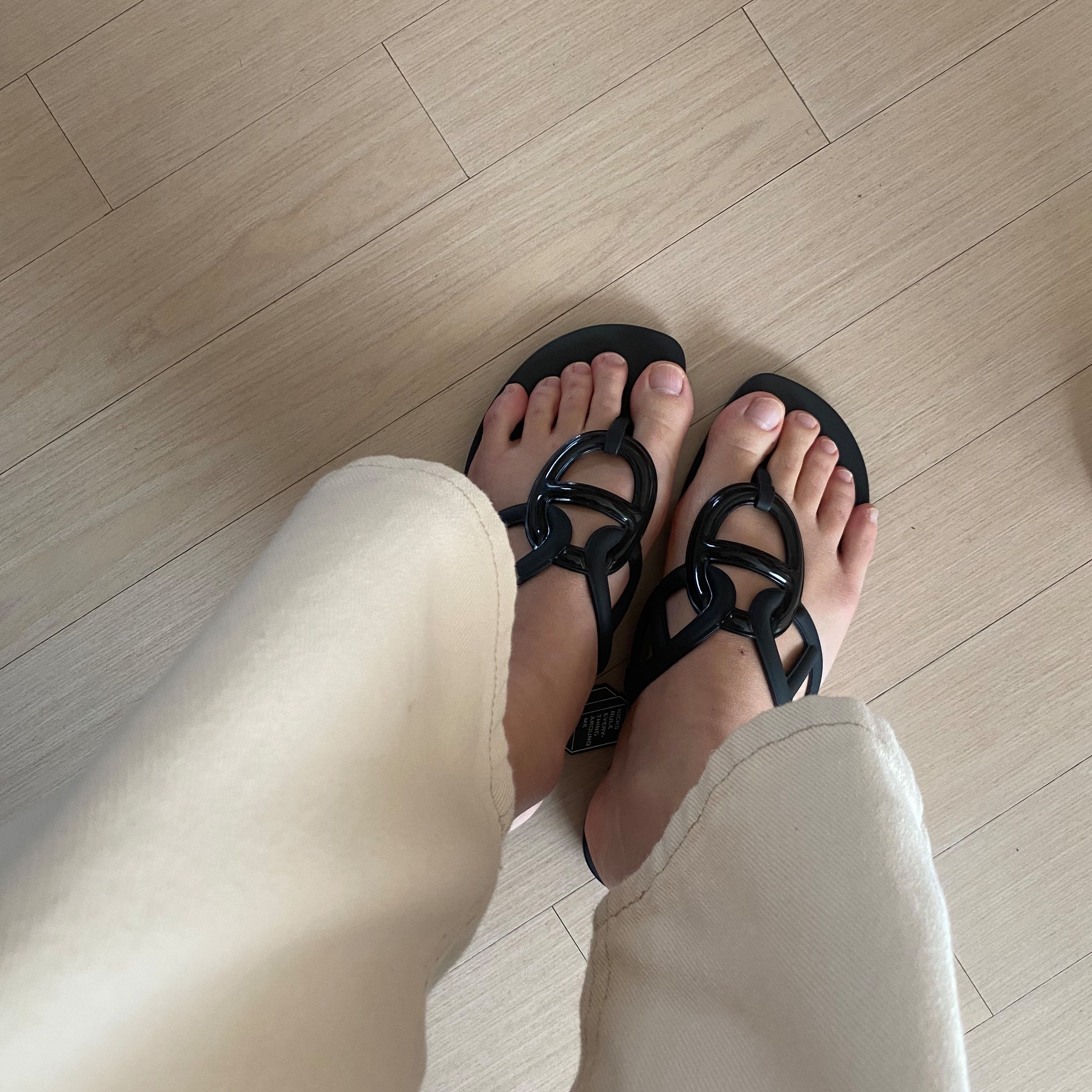 (W) Hermes Egerie Sandal Noir 착용 스타일 - 3