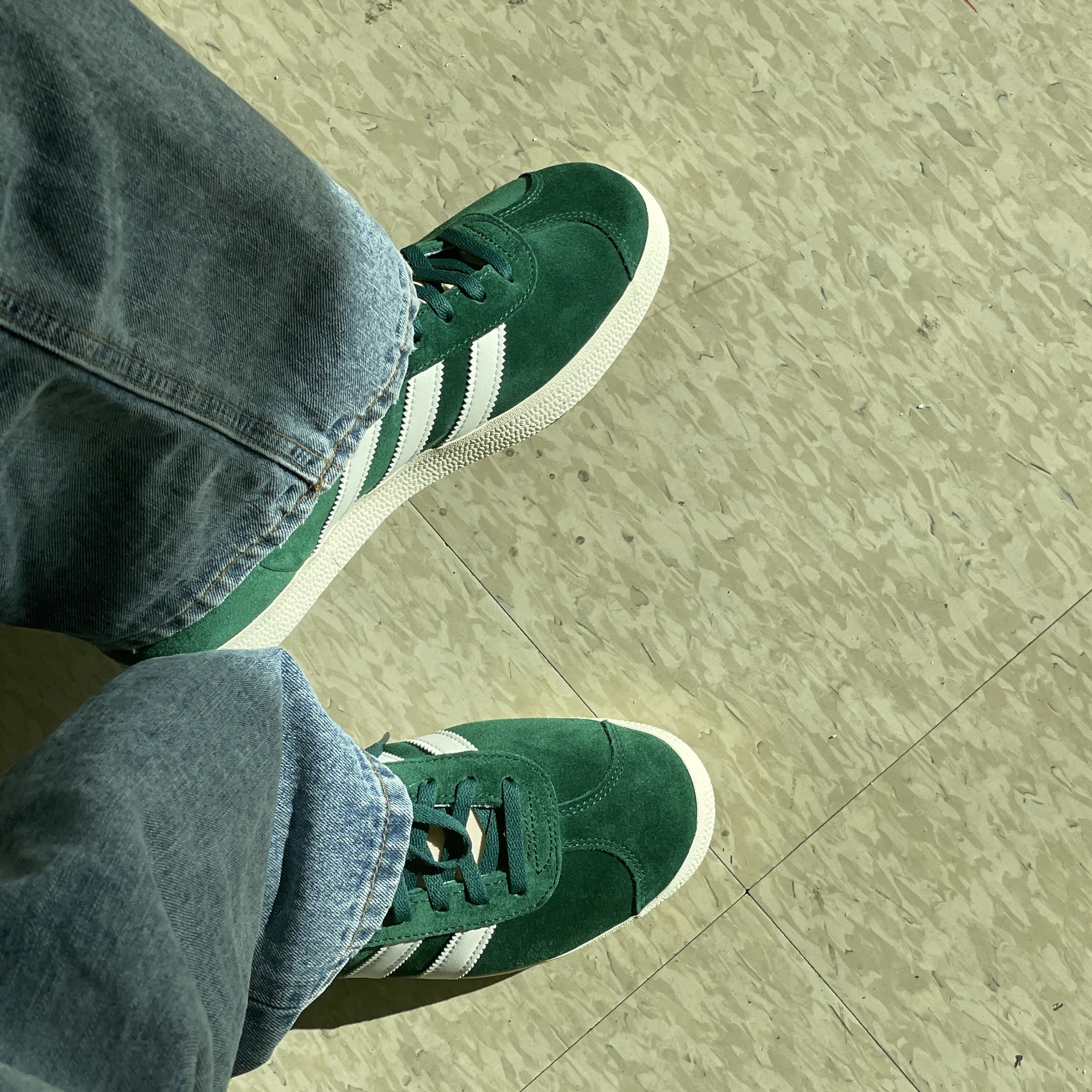 Adidas Gazelle Dark Green Cream White 착용 스타일 - 3