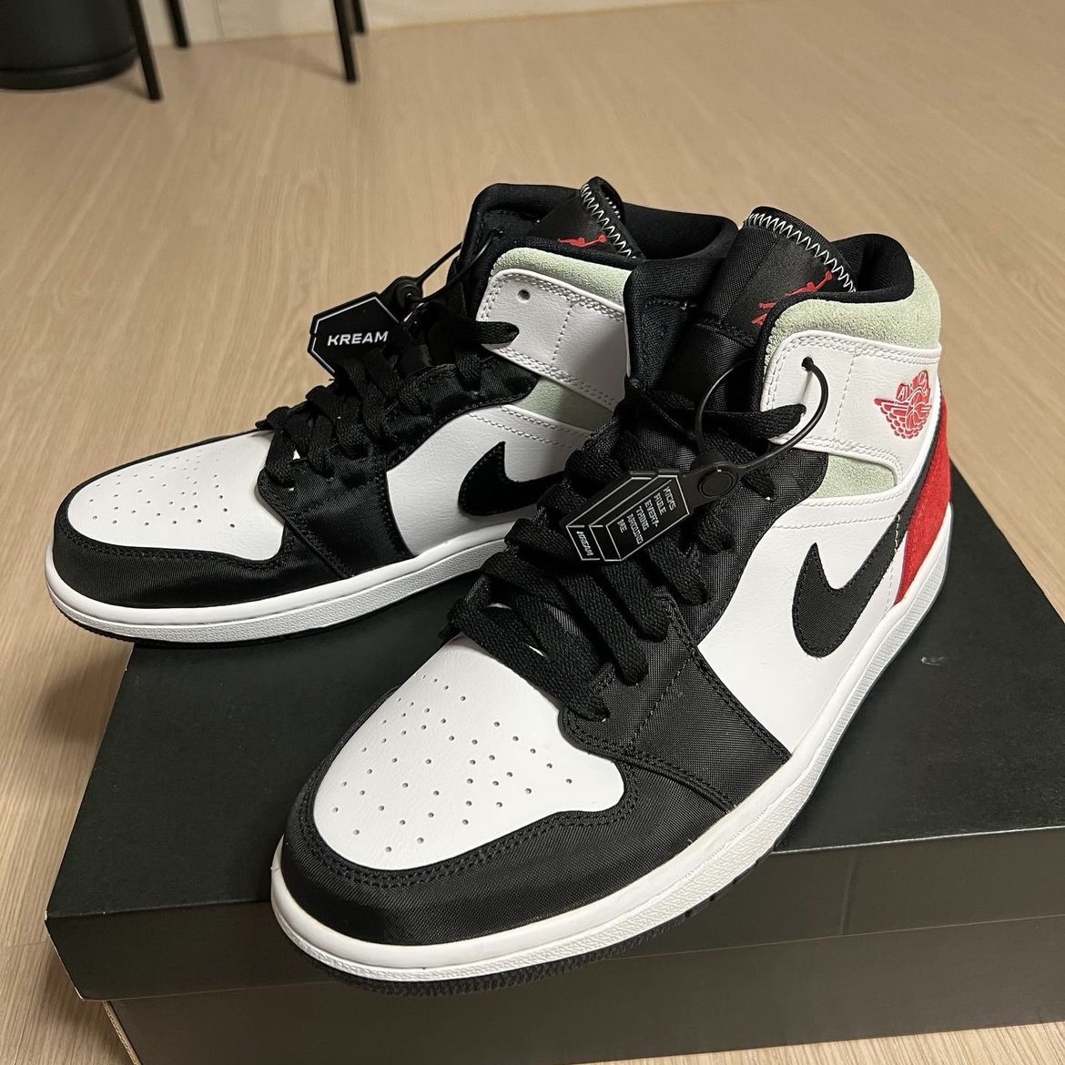 Jordan 1 Mid SE Track Red 착용 스타일