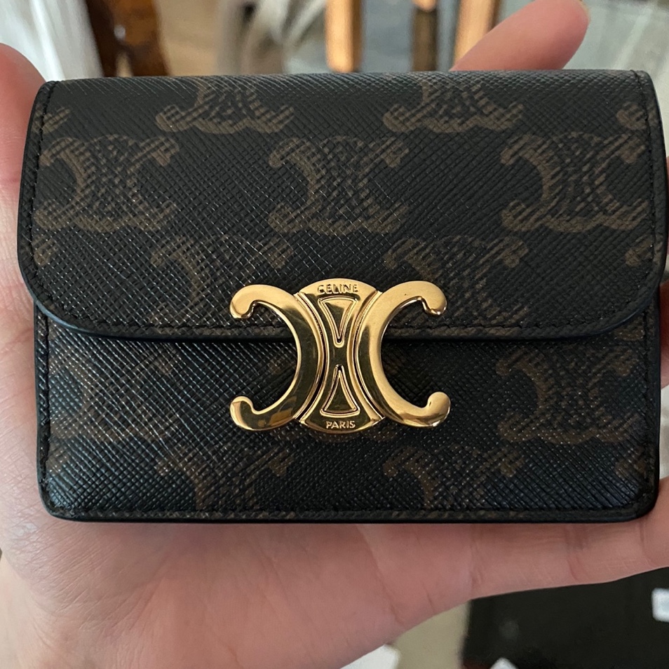 Celine Card Holder with Flap in Triomphe Canvas Tan 착용 스타일
