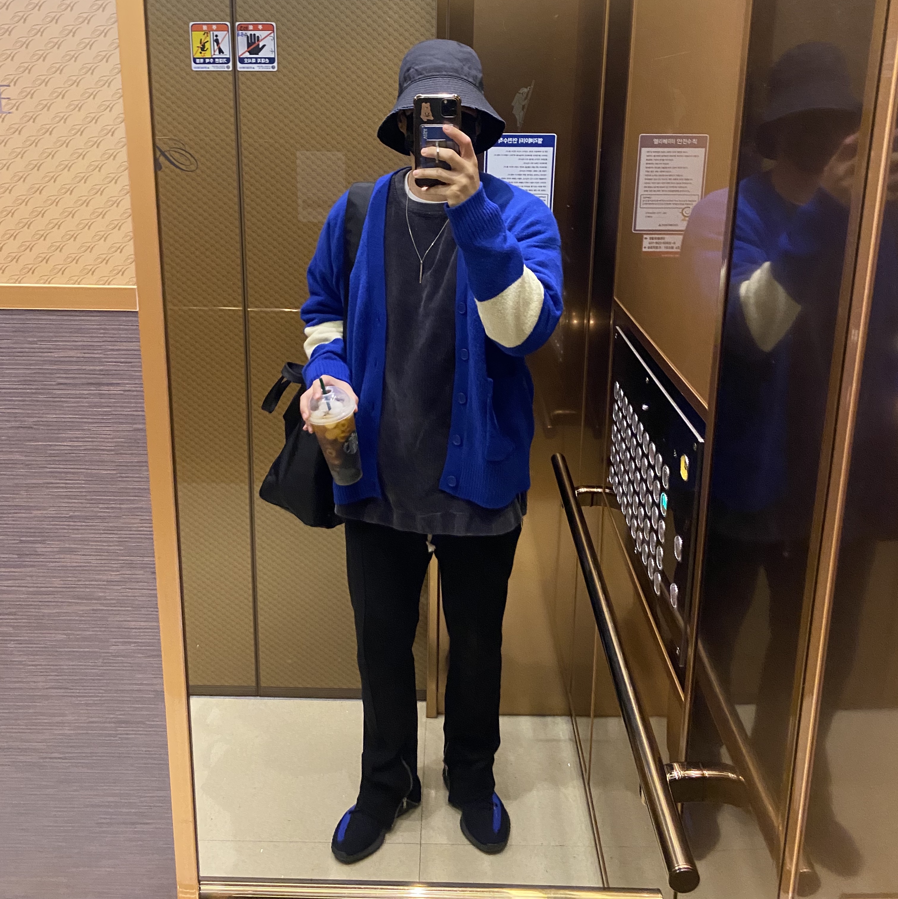 Adidas Yeezy Boost 350 V2 Dazzling Blue 착용 스타일