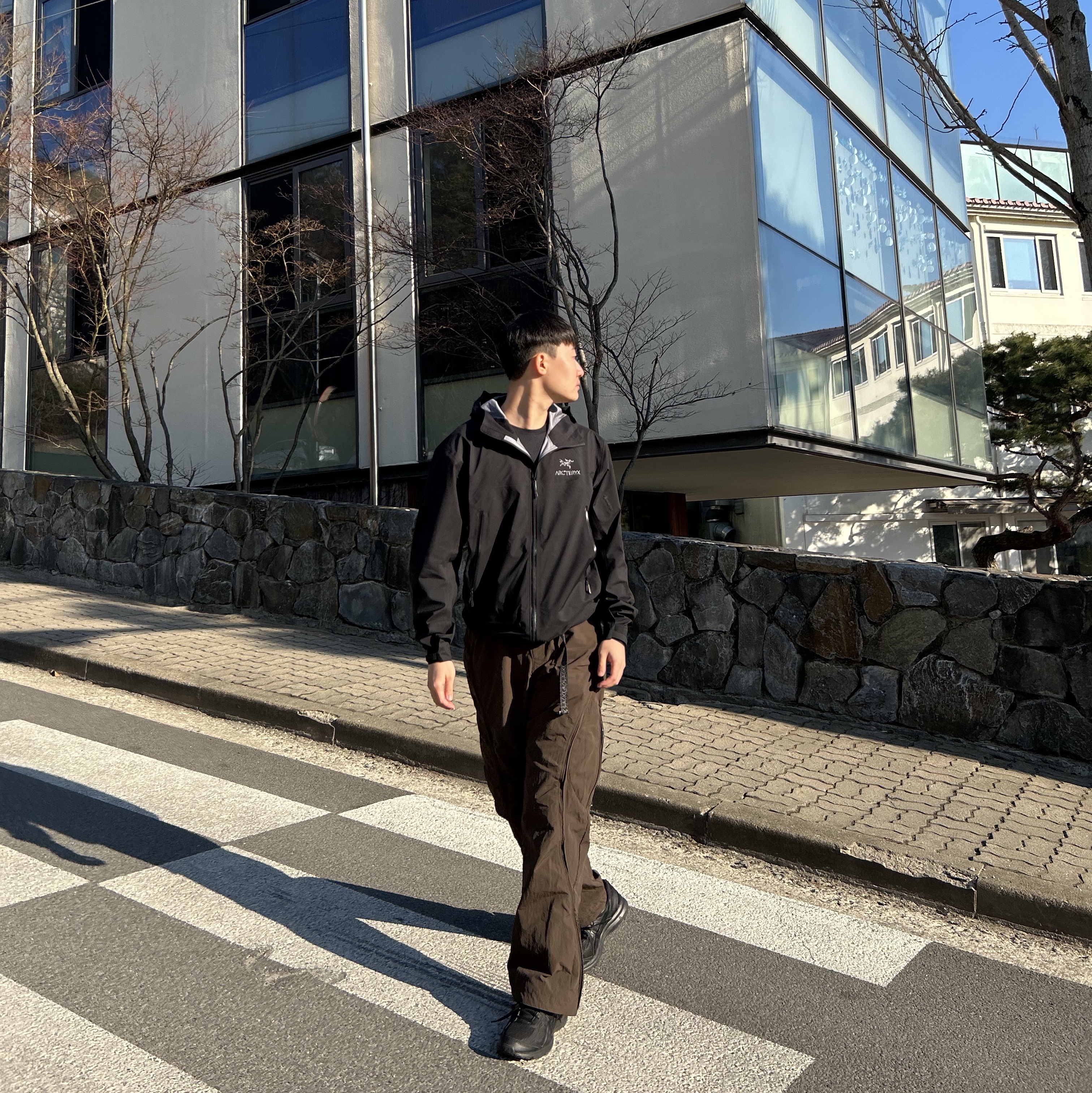 Arc'teryx Beta Jacket Black, Asics Jog 100 S Black - 2E Wide 착용 스타일
