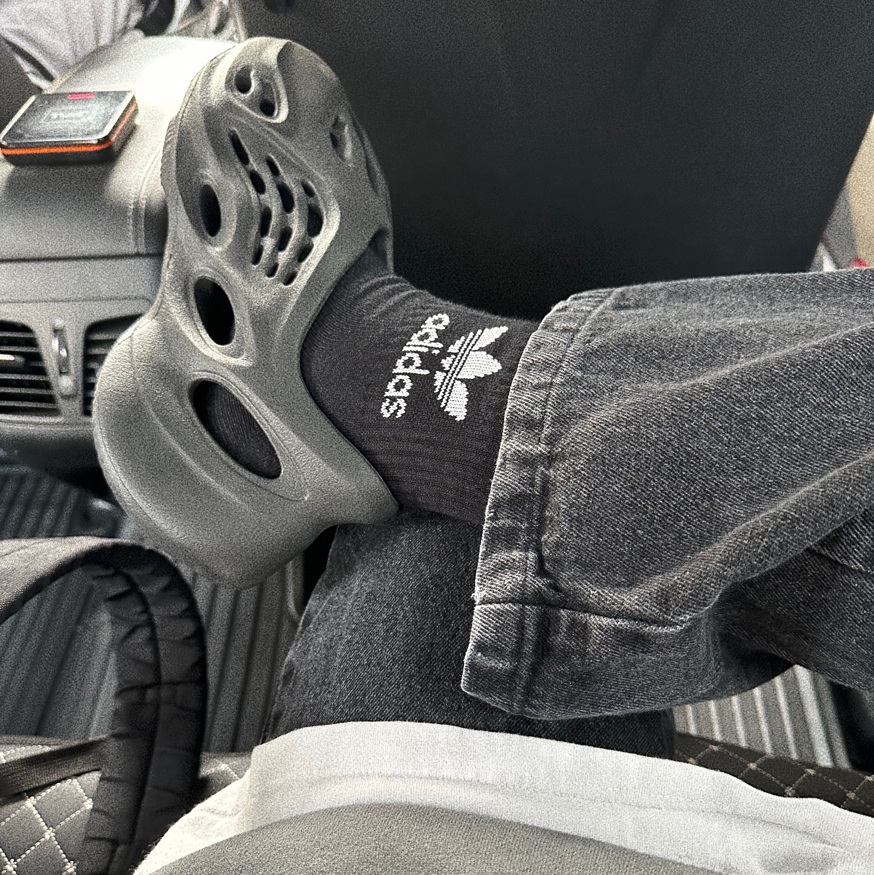 Adidas Yeezy Foam RNNR Onyx 착용 스타일 - 1