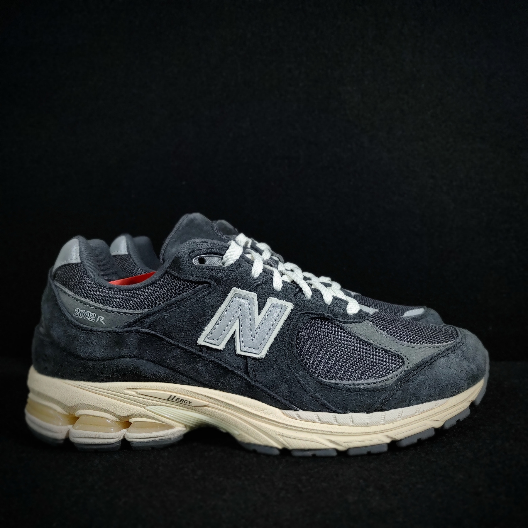 New Balance 2002R Special Vintage Black Grey 착용 스타일 - 4