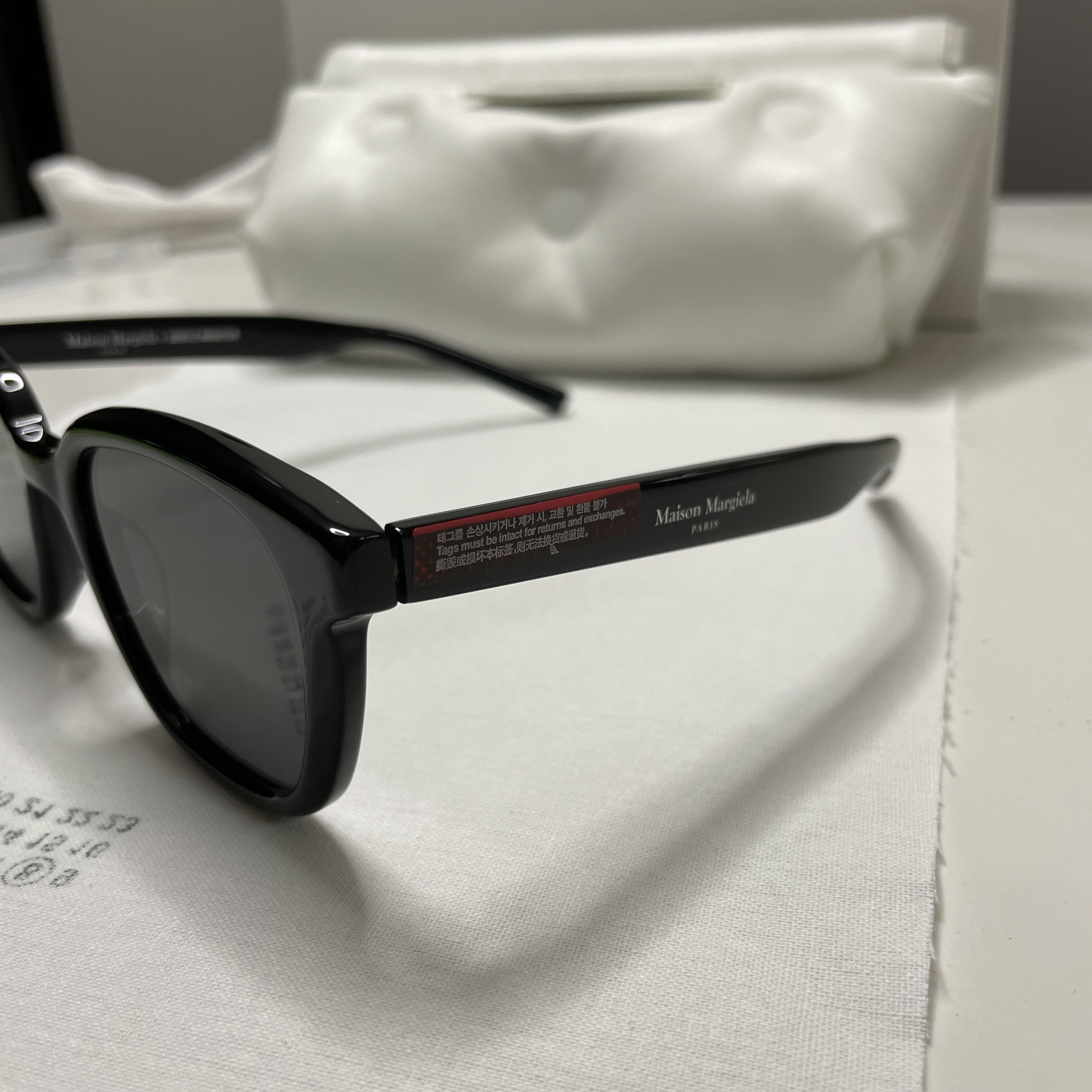 Gentle Monster x Maison Margiela MM007 Black Black 착용 스타일 - 2