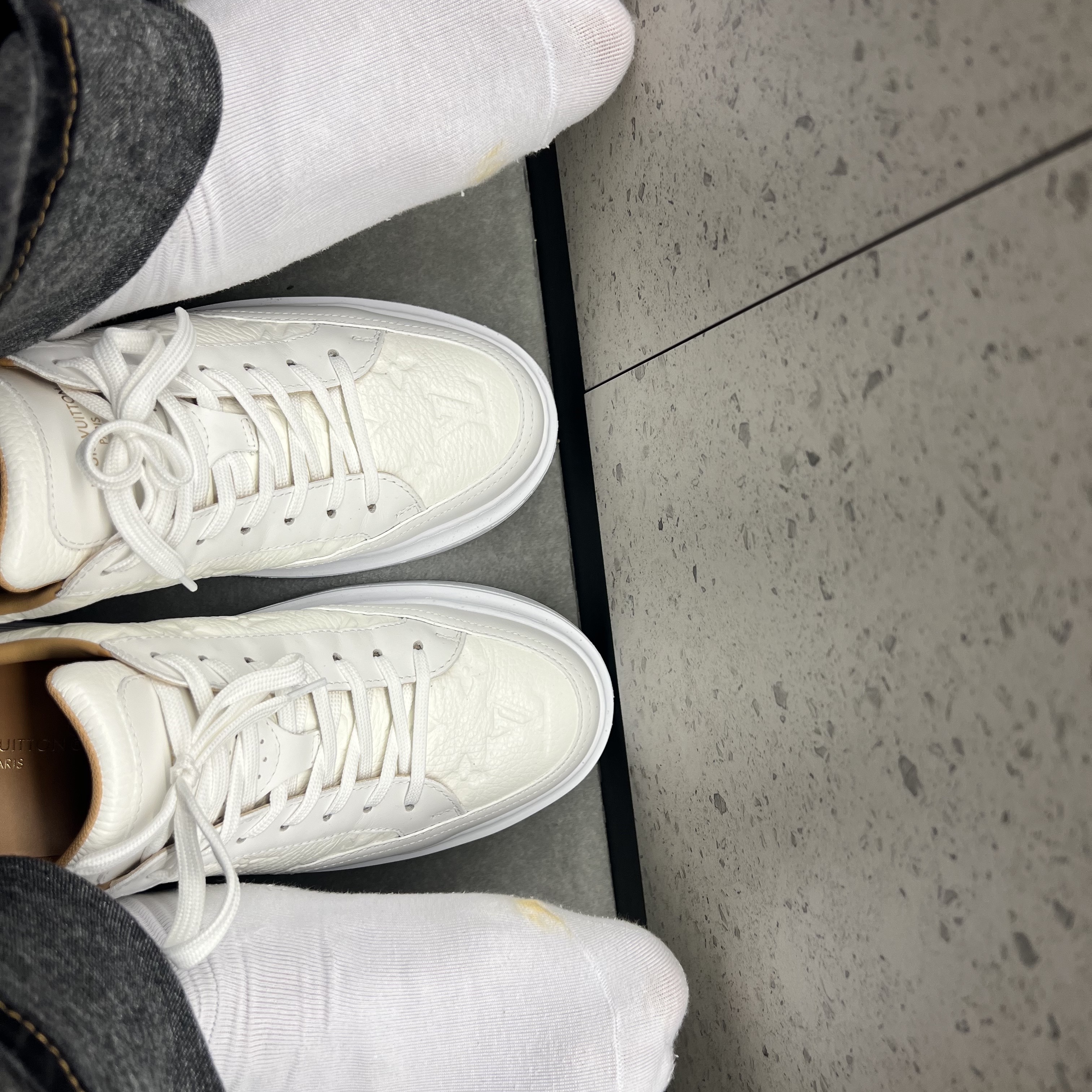 Louis Vuitton Beverly Hills Sneakers White 착용 스타일 - 1