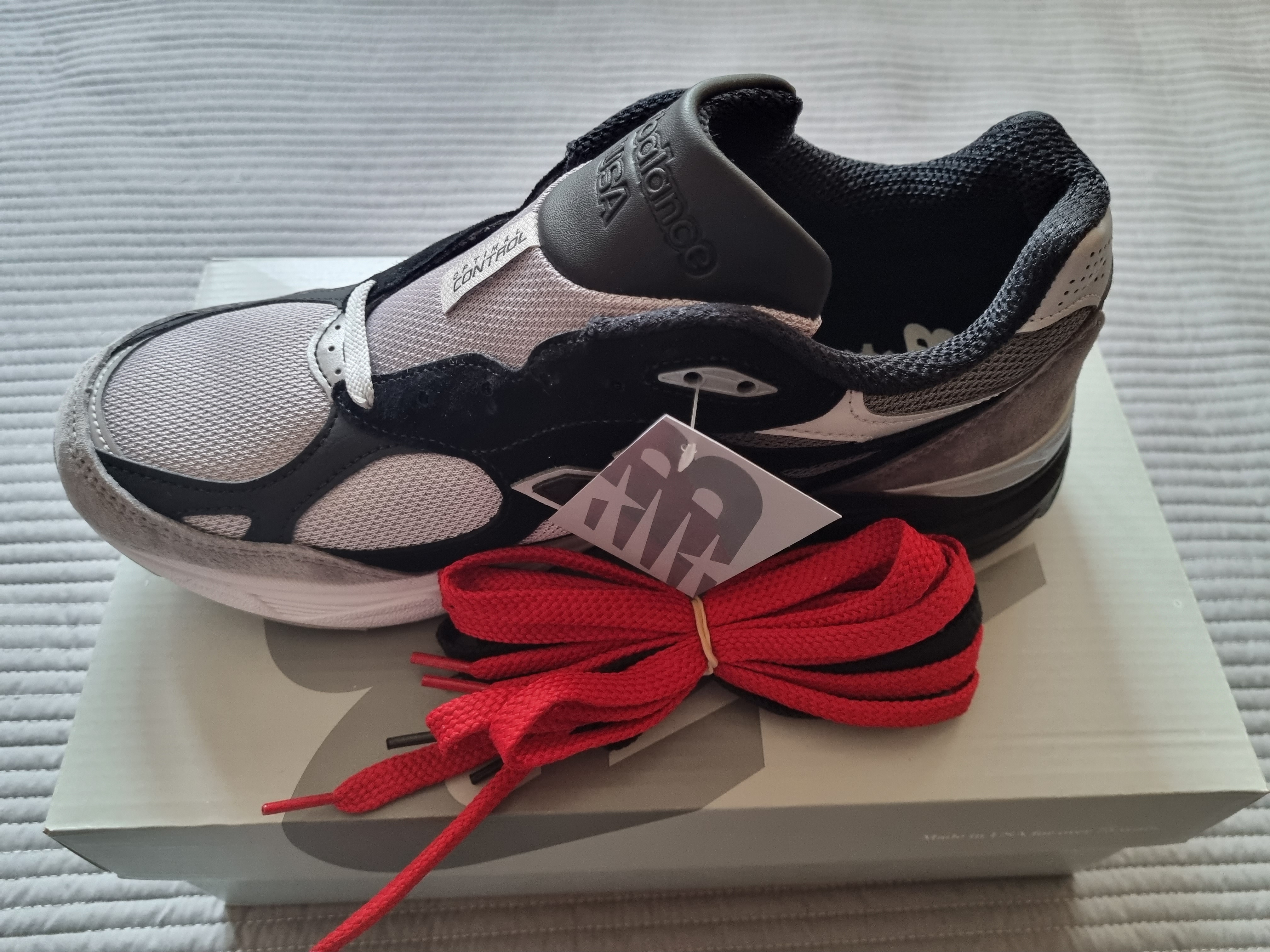 New Balance x DTLR 990v3 Grey Scale 착용 스타일 - 2