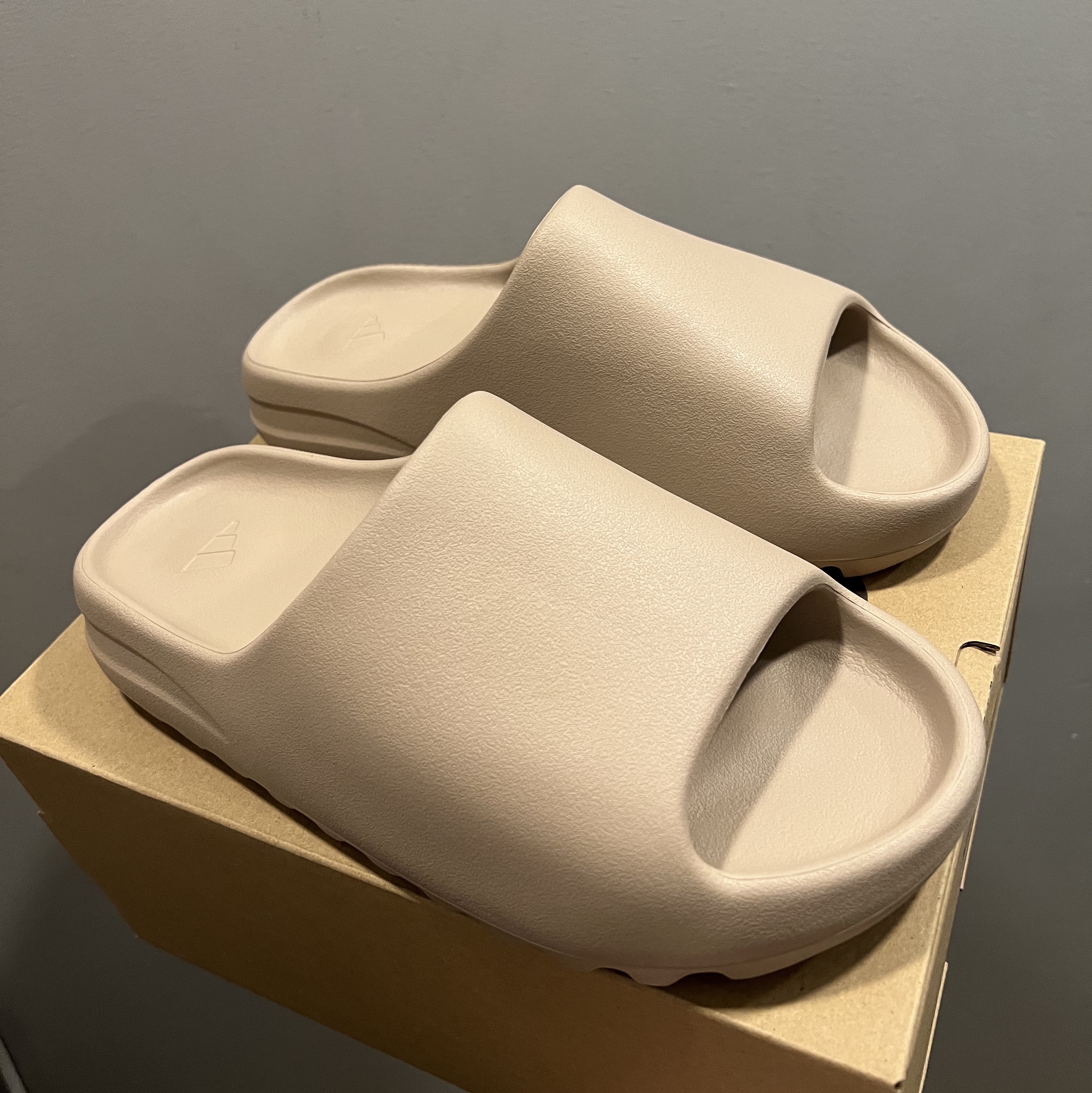 Adidas Yeezy Slide Pure 착용 스타일