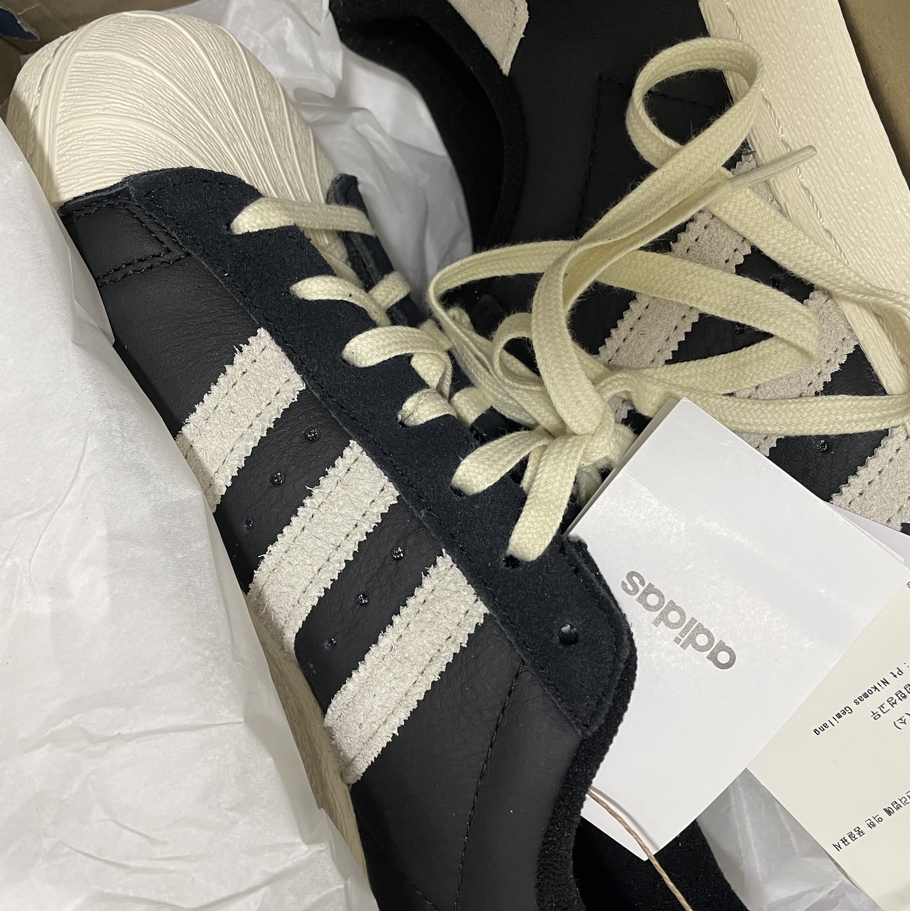 Adidas Superstar 82 Black White 착용 스타일 - 1