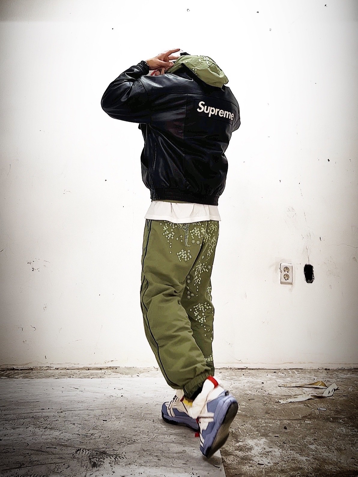 Supreme Mirror Camp Cap White - 21FW, Supreme Chicago Box Logo T-Shirt White - 22FW 착용 스타일 - 1