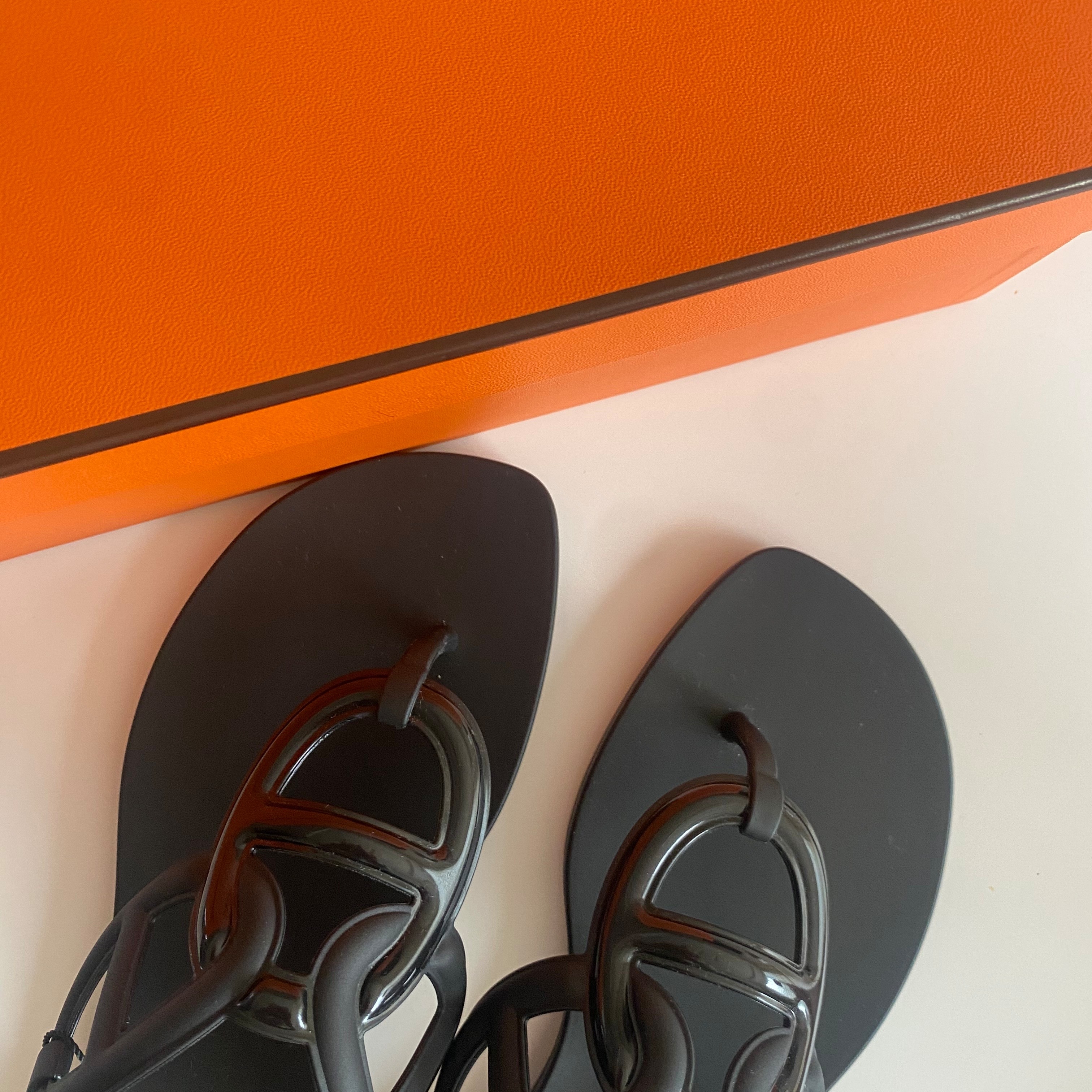 (W) Hermes Egerie Sandal Noir 착용 스타일 - 1