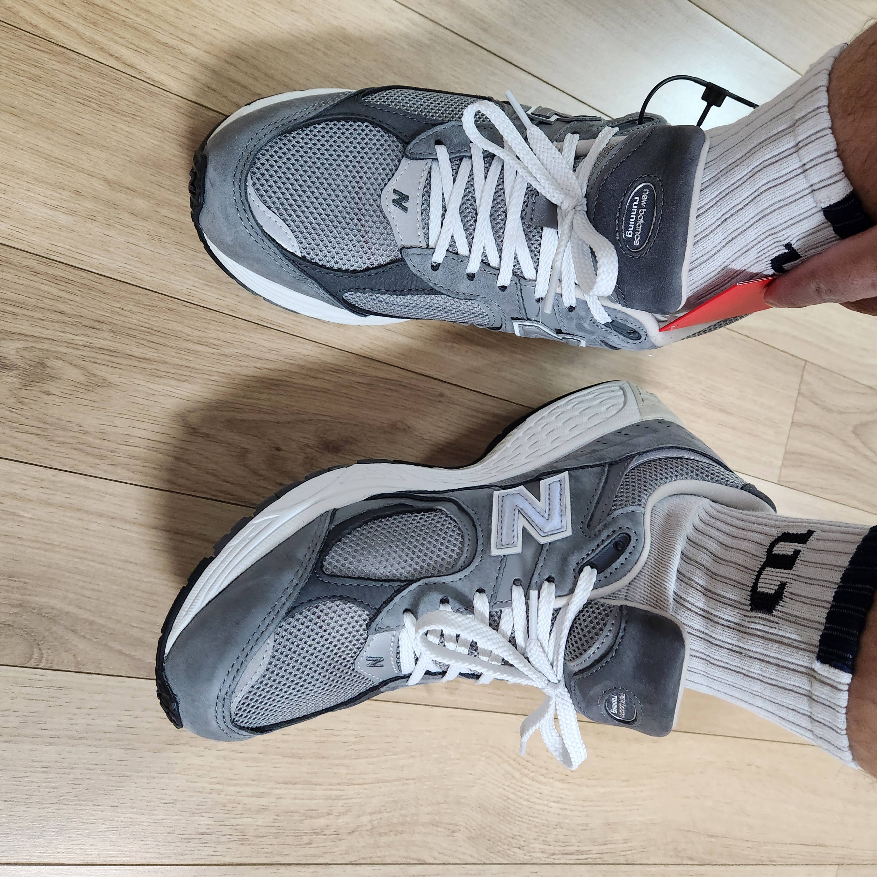 New Balance 2002R Premium Vintage Grey 착용 스타일 - 3