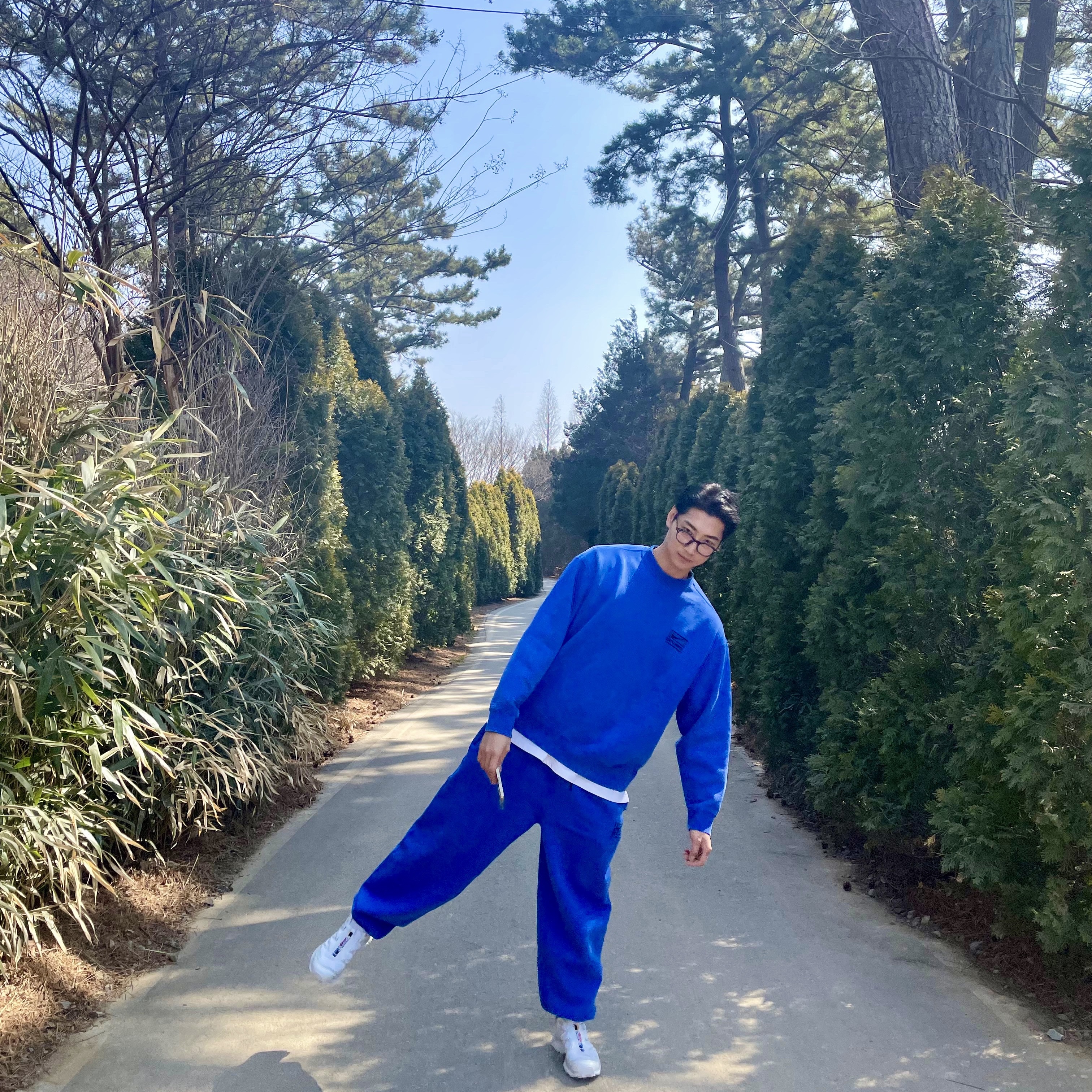Nike x Stussy NRG Acid Washed Crewneck Game Royal (DR4024-480), Nike x Stussy NRG Acid Washed Fleece Pants Game Royal (DR4025-480) 착용 스타일