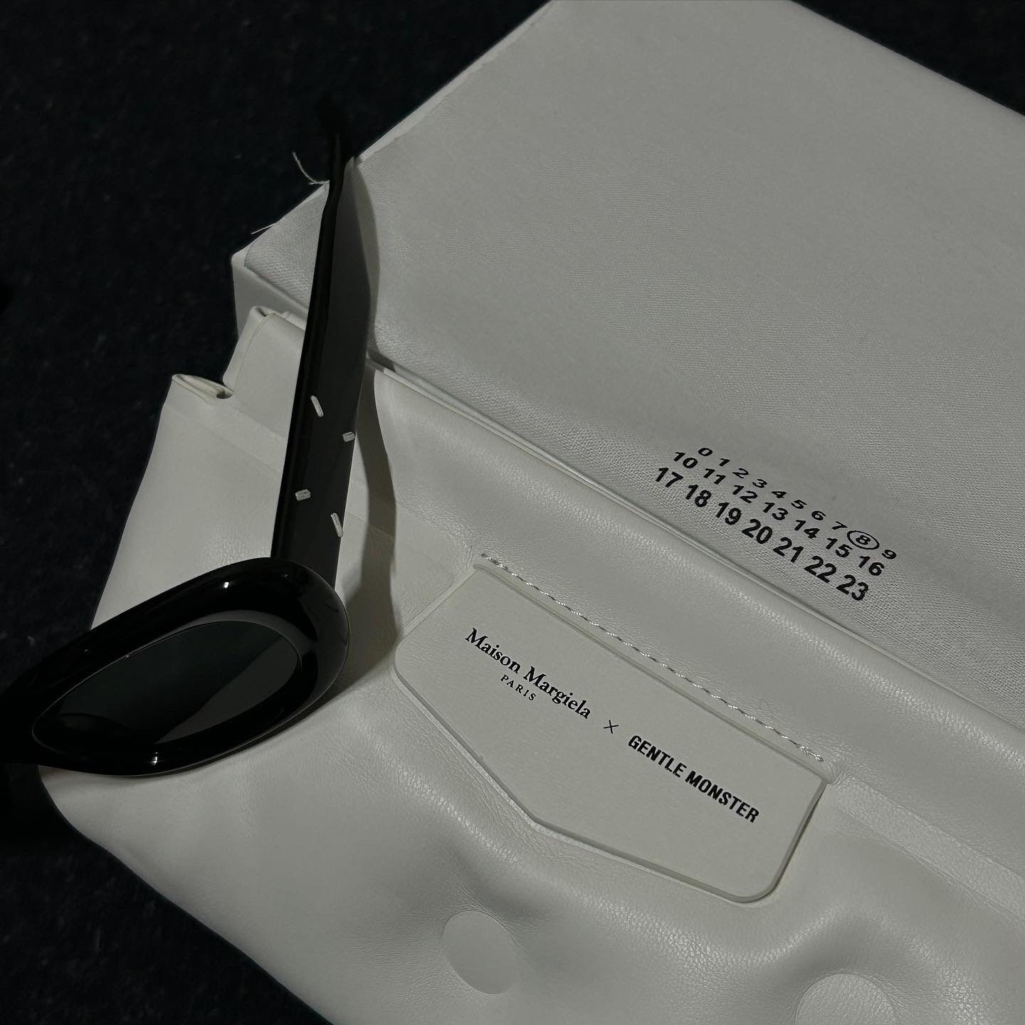 Gentle Monster x Maison Margiela MM004 Black Black 착용 스타일 - 3