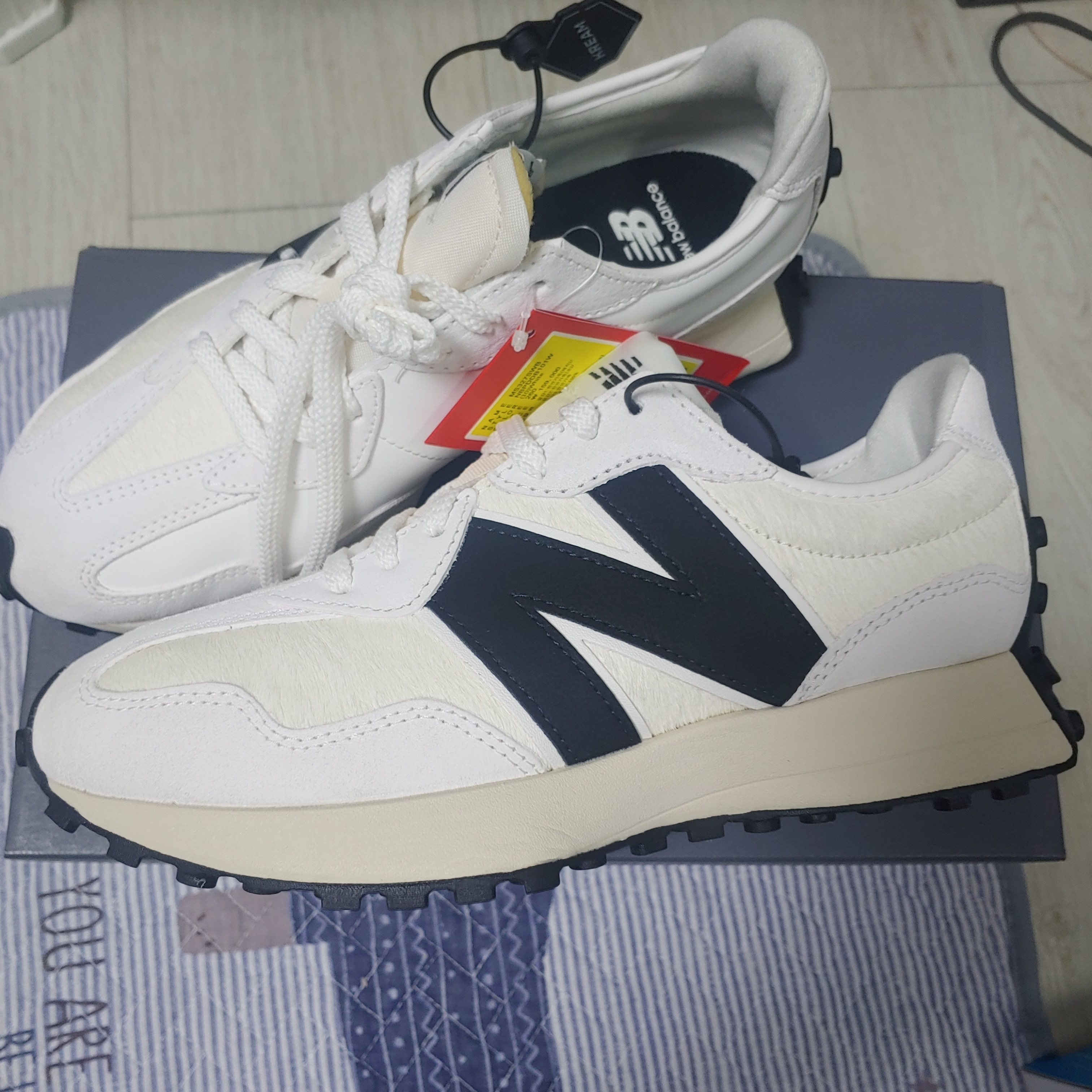 New Balance 327 White Pack 2.0 착용 스타일