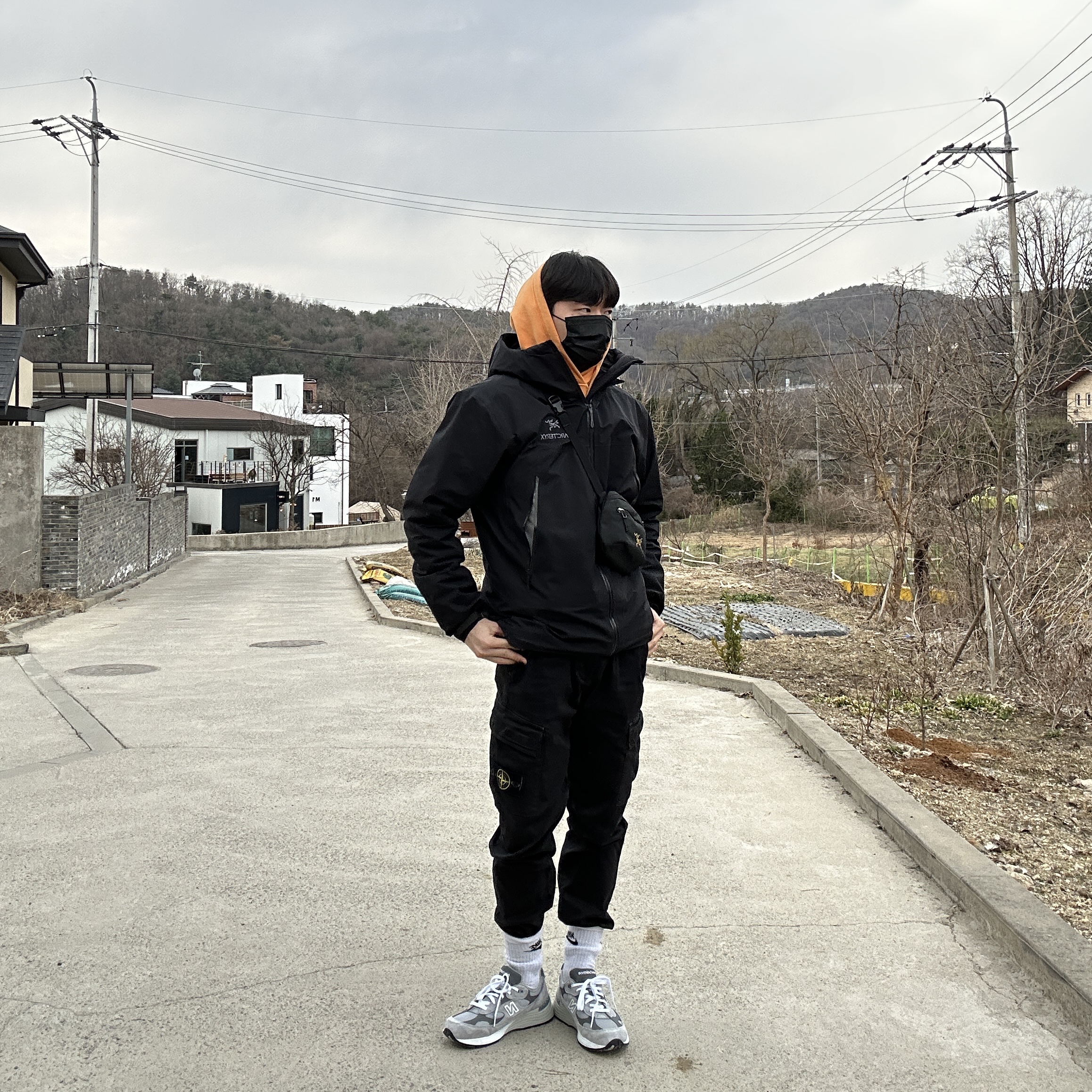 New Balance 992 Made in USA Grey - D Standard, Arc'teryx Atom AR Hoody Black 착용 스타일 - 1
