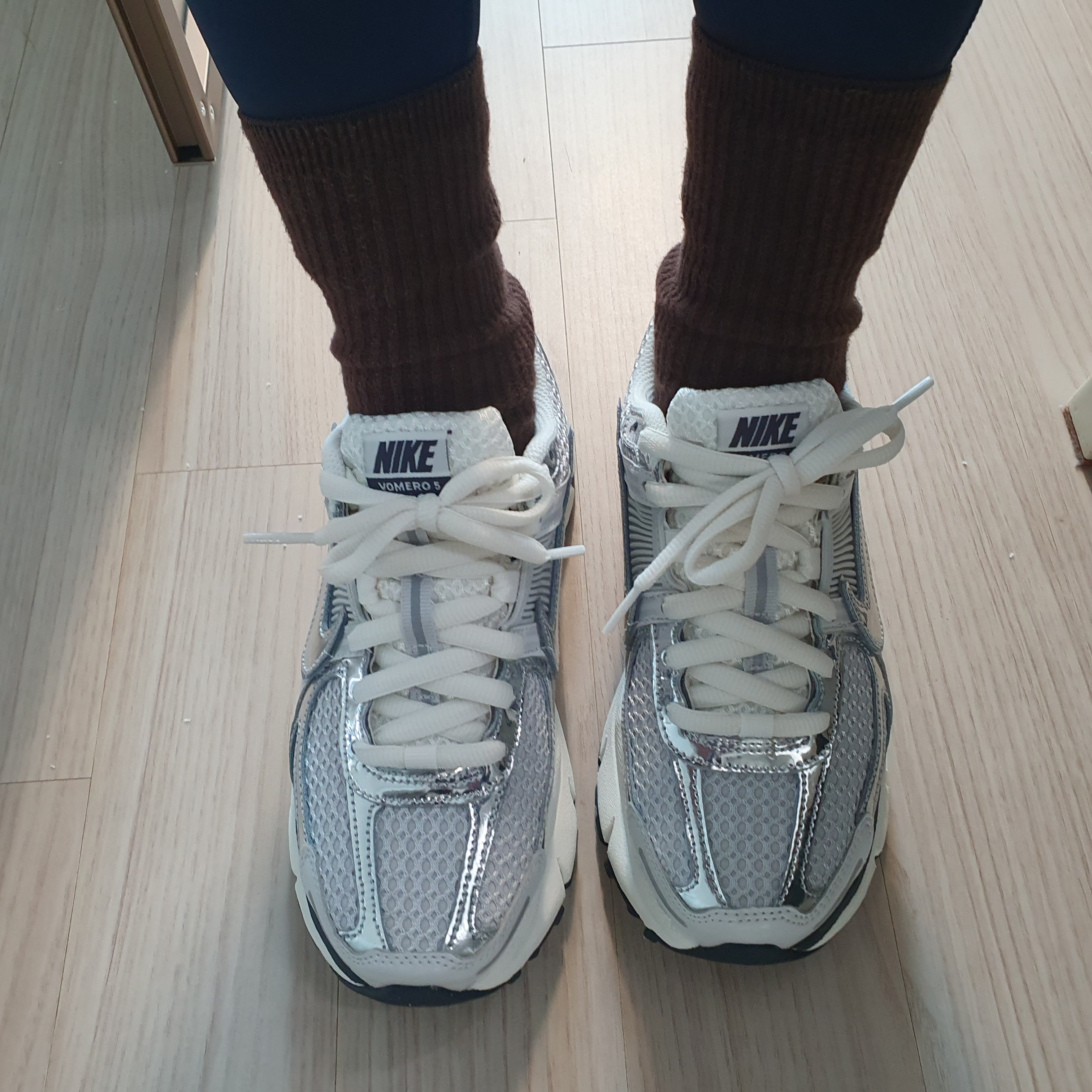 (W) Nike Zoom Vomero 5 Photon Dust and Metallic Silver 착용 스타일 - 1