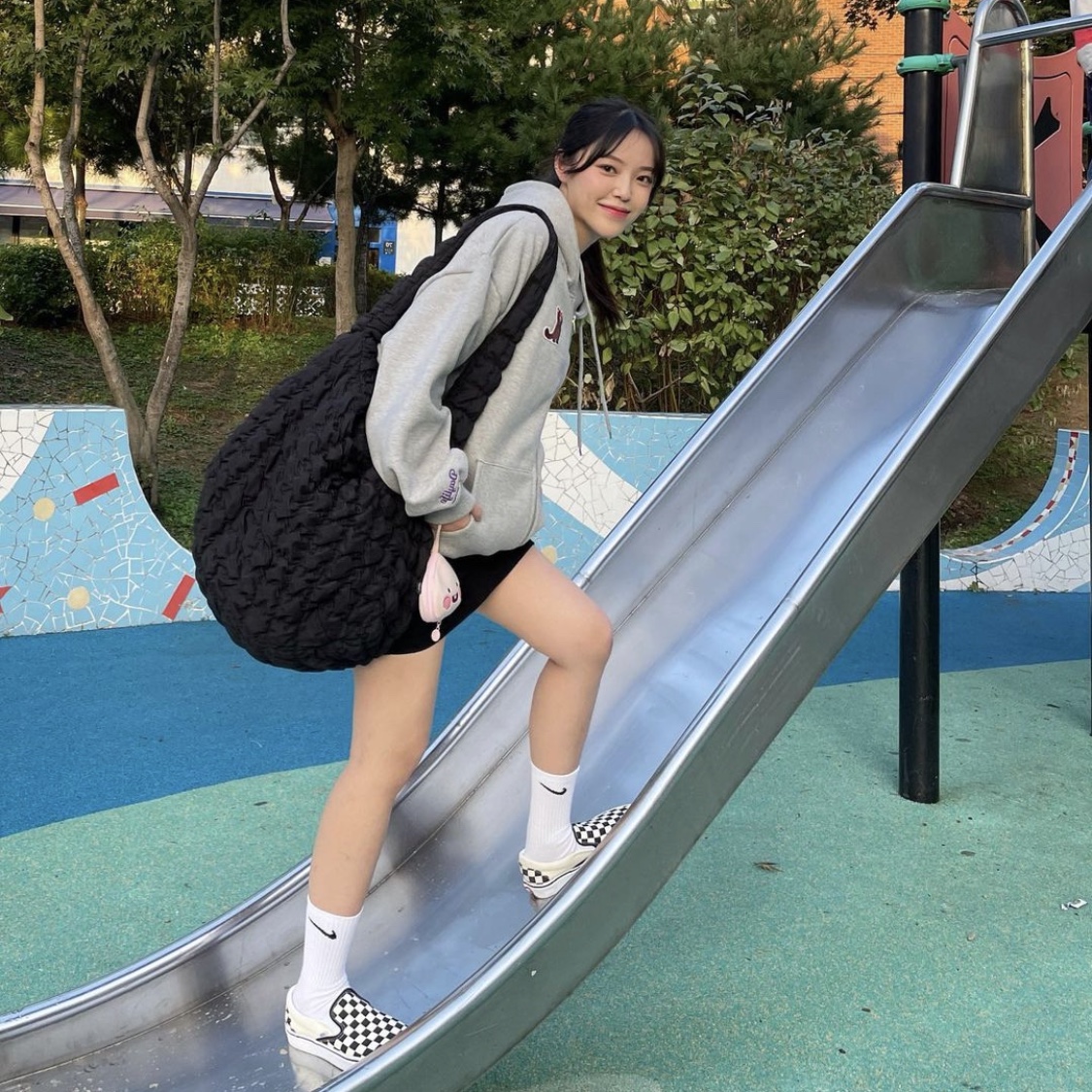 Vans Slip-On Checkerboard, COS Quilted Oversized Shoulder Bag Black 착용 스타일