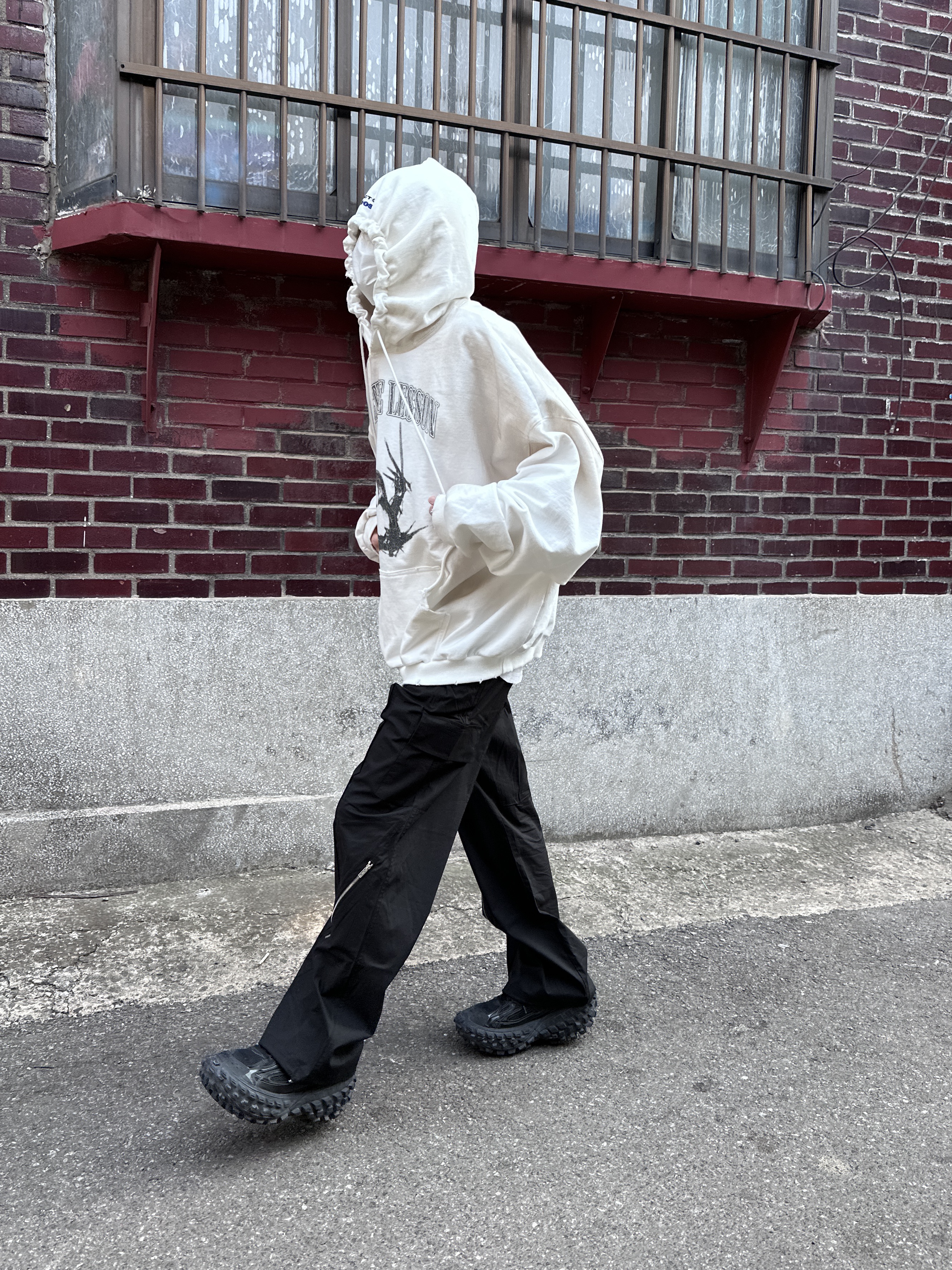 Project G/R x Atmos Etiquette Lesson Vintage Washed Hoodie White, Balenciaga Defender Sneakers Black 착용 스타일 - 3