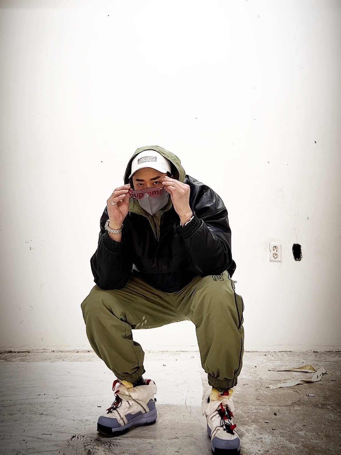 Supreme Mirror Camp Cap White - 21FW, Supreme Chicago Box Logo T-Shirt White - 22FW 착용 스타일 - 2