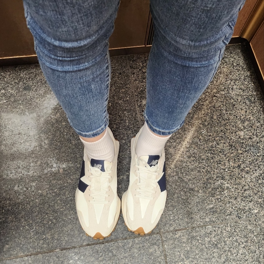 (W) New Balance 327 Beige Gum 착용 스타일