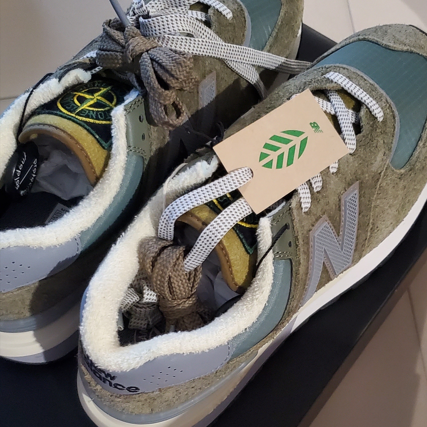 New Balance x Stone Island 574 Legacy Green 착용 스타일 - 3