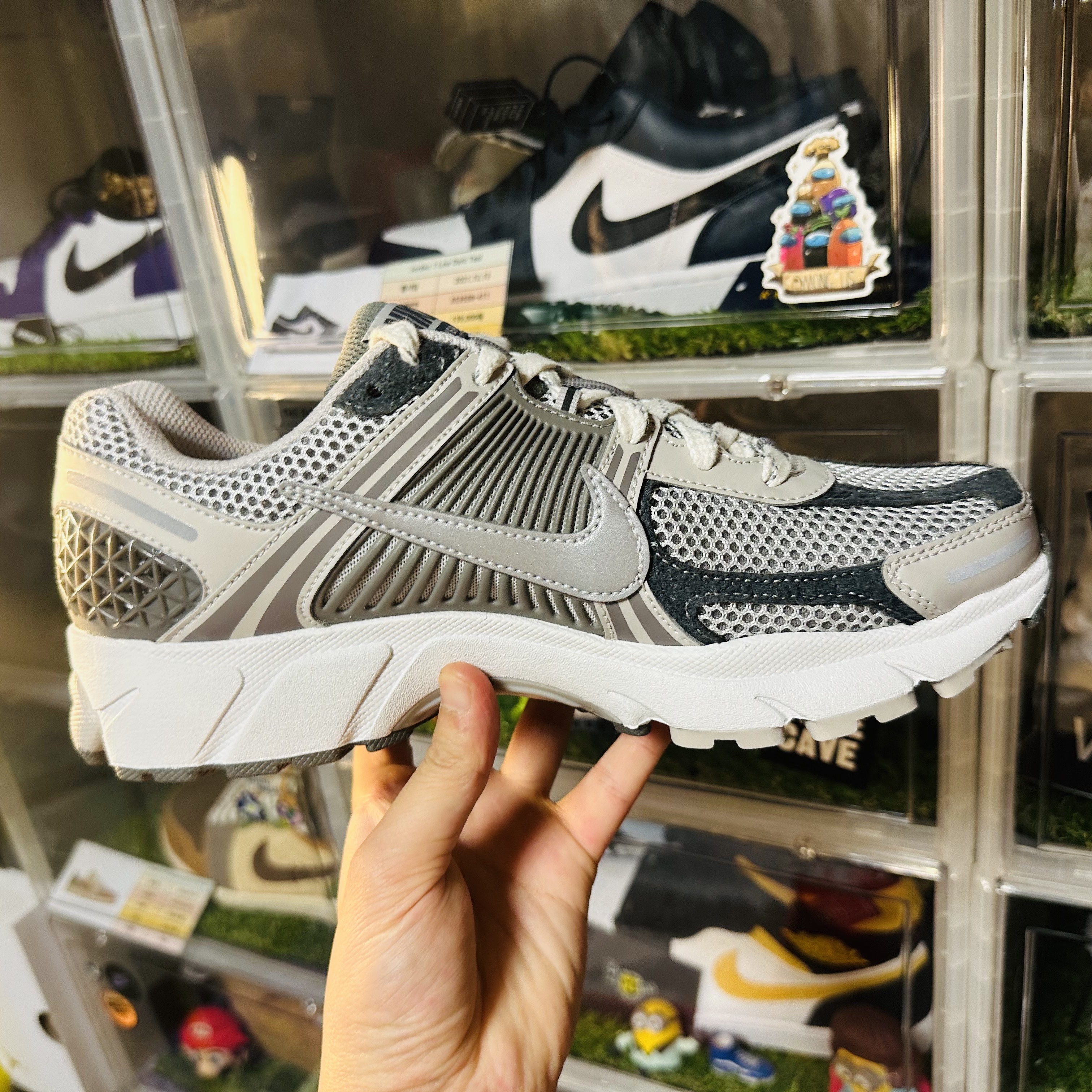Nike Zoom Vomero 5 PRM Light Iron Ore and Flat Fewter 착용 스타일 - 2