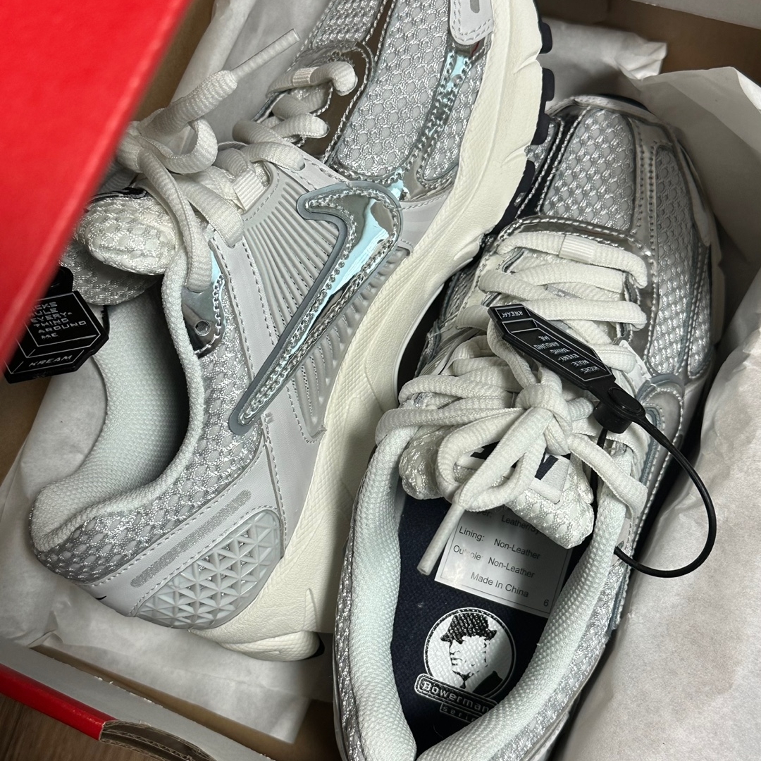 (W) Nike Zoom Vomero 5 Photon Dust and Metallic Silver 착용 스타일
