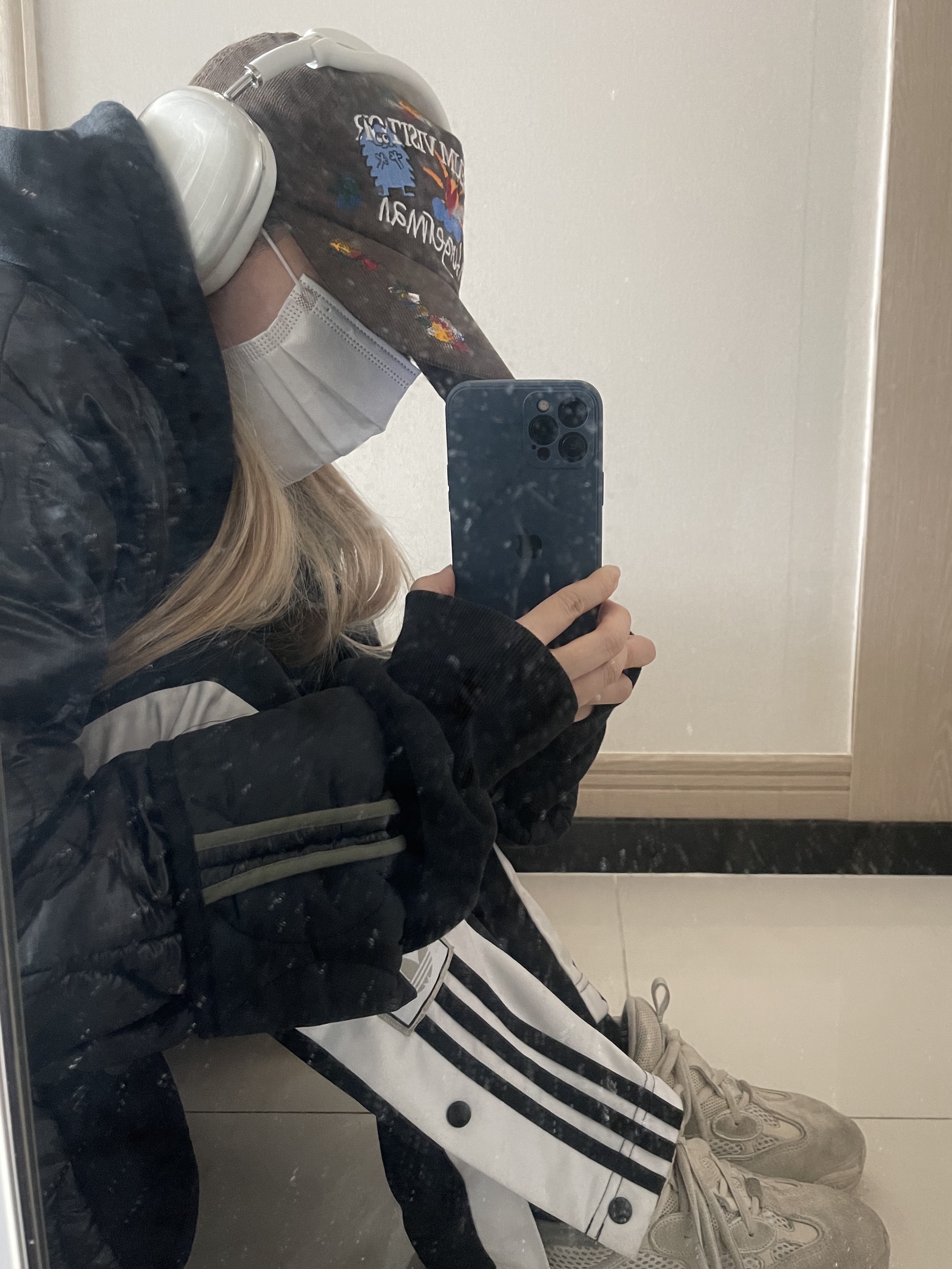 Apple AirPods Max Lightning Silver (Korean Ver.), The Museum Visitor x Jon Burgerman Hand Painted Pizza & Poch Corduroy Ball Cap Brown 착용 스타일