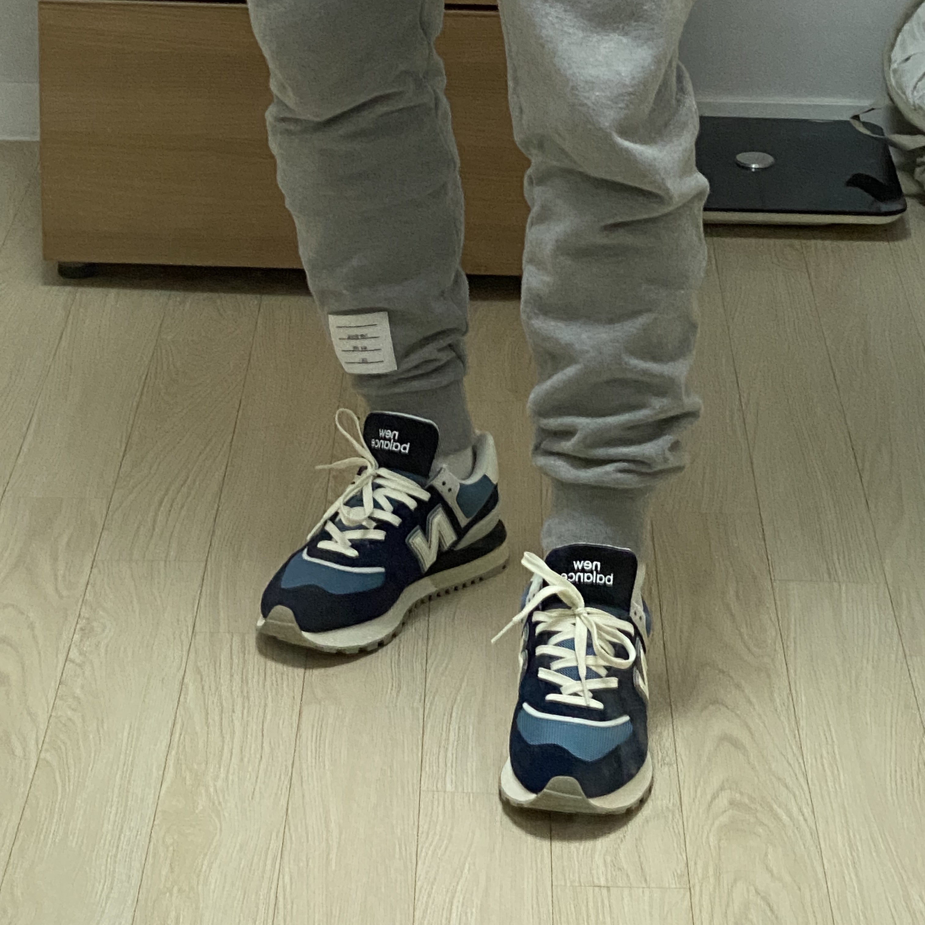 New Balance 574 Legacy Navy Sea Salt 착용 스타일 - 1