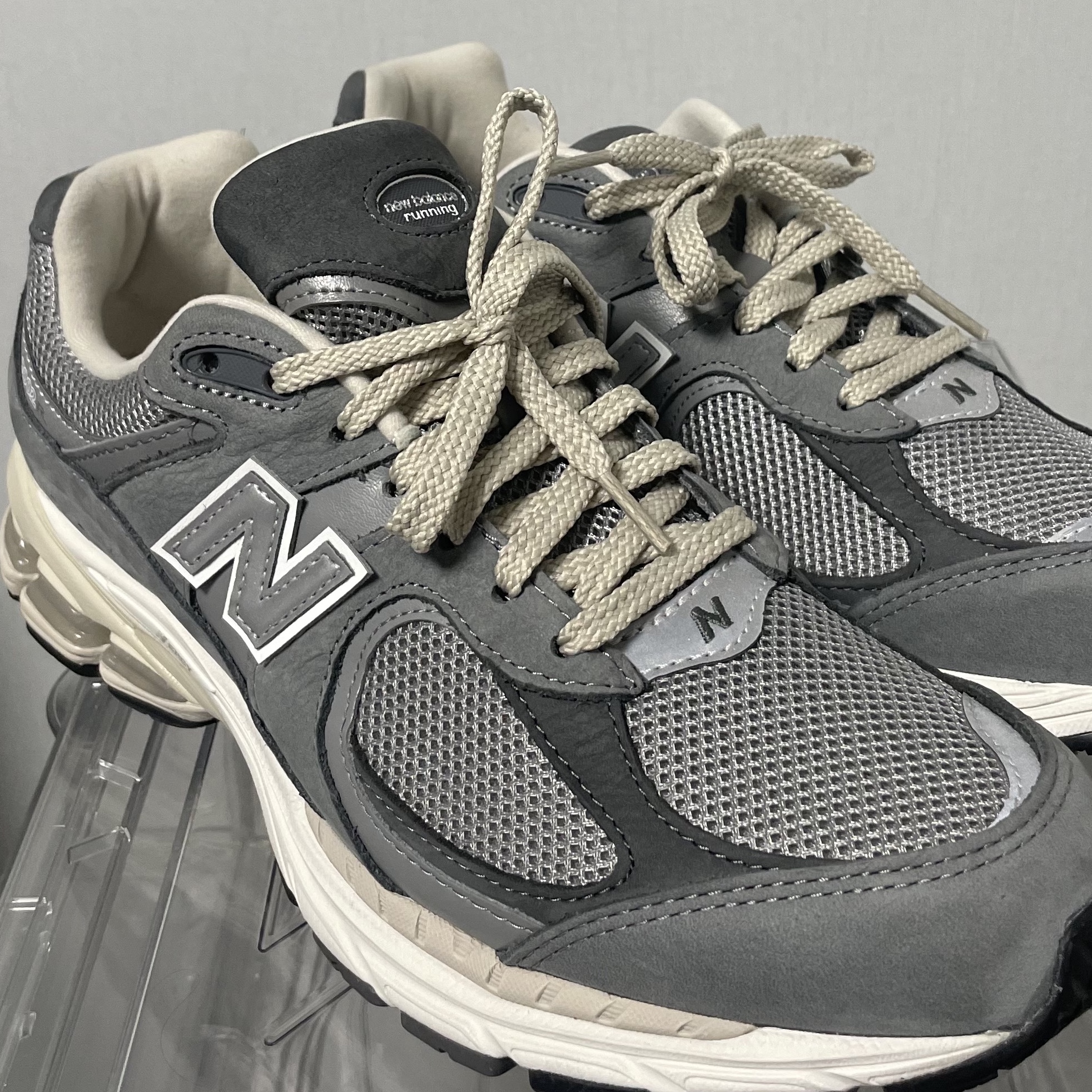 New Balance 2002R Premium Vintage Grey 착용 스타일