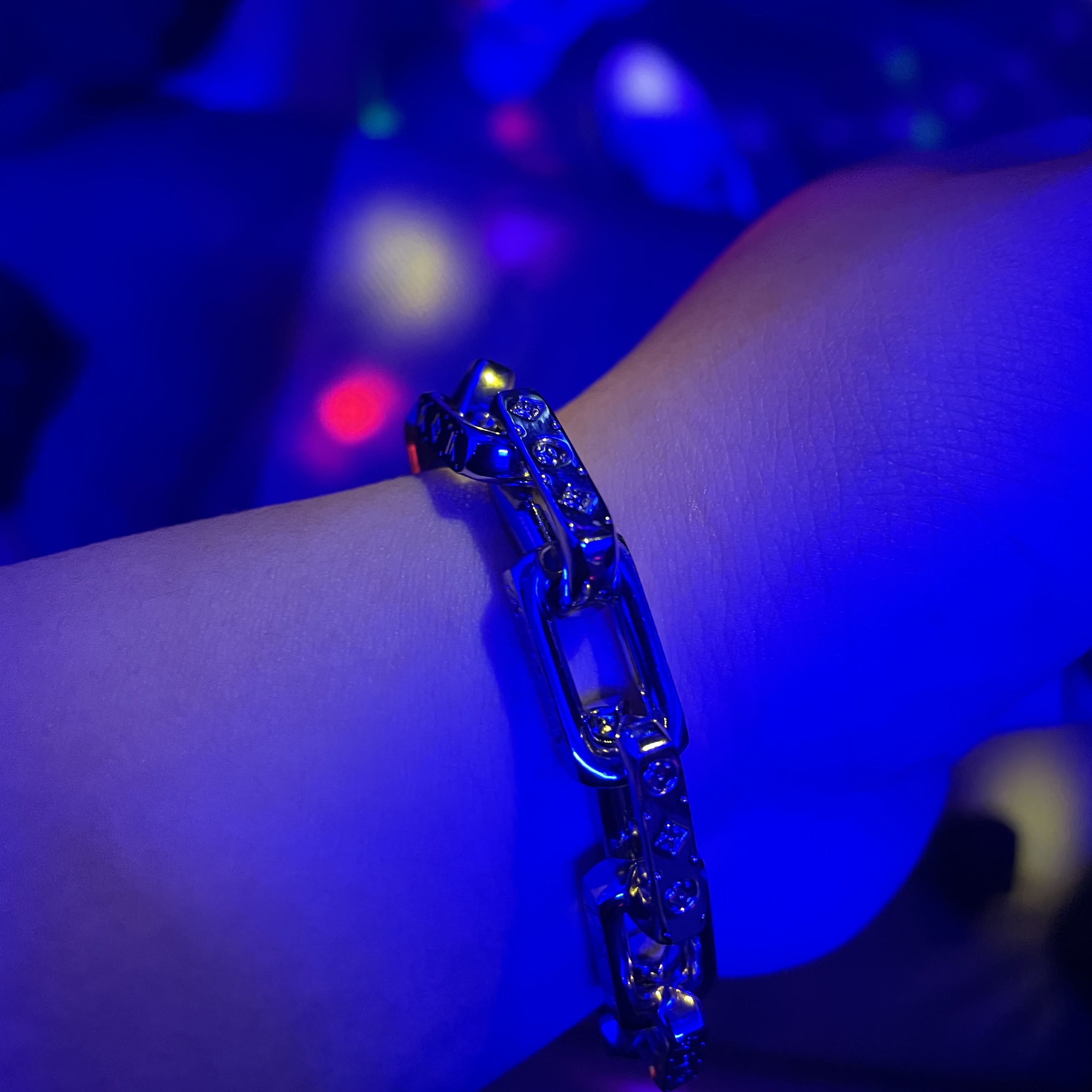 Louis Vuitton Monogram Chain Bracelet Silver 착용 스타일
