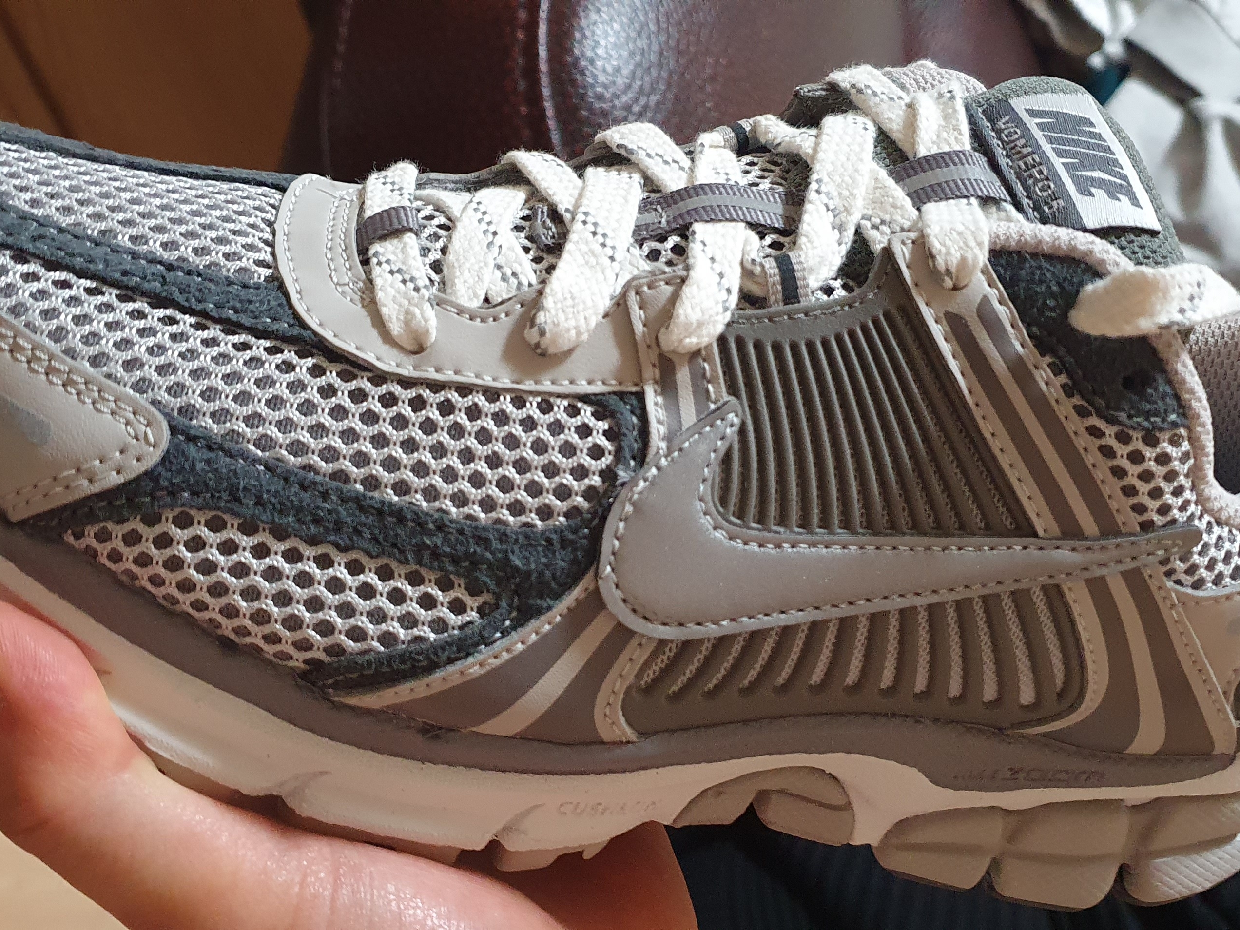 Nike Zoom Vomero 5 PRM Light Iron Ore and Flat Fewter 착용 스타일 - 1