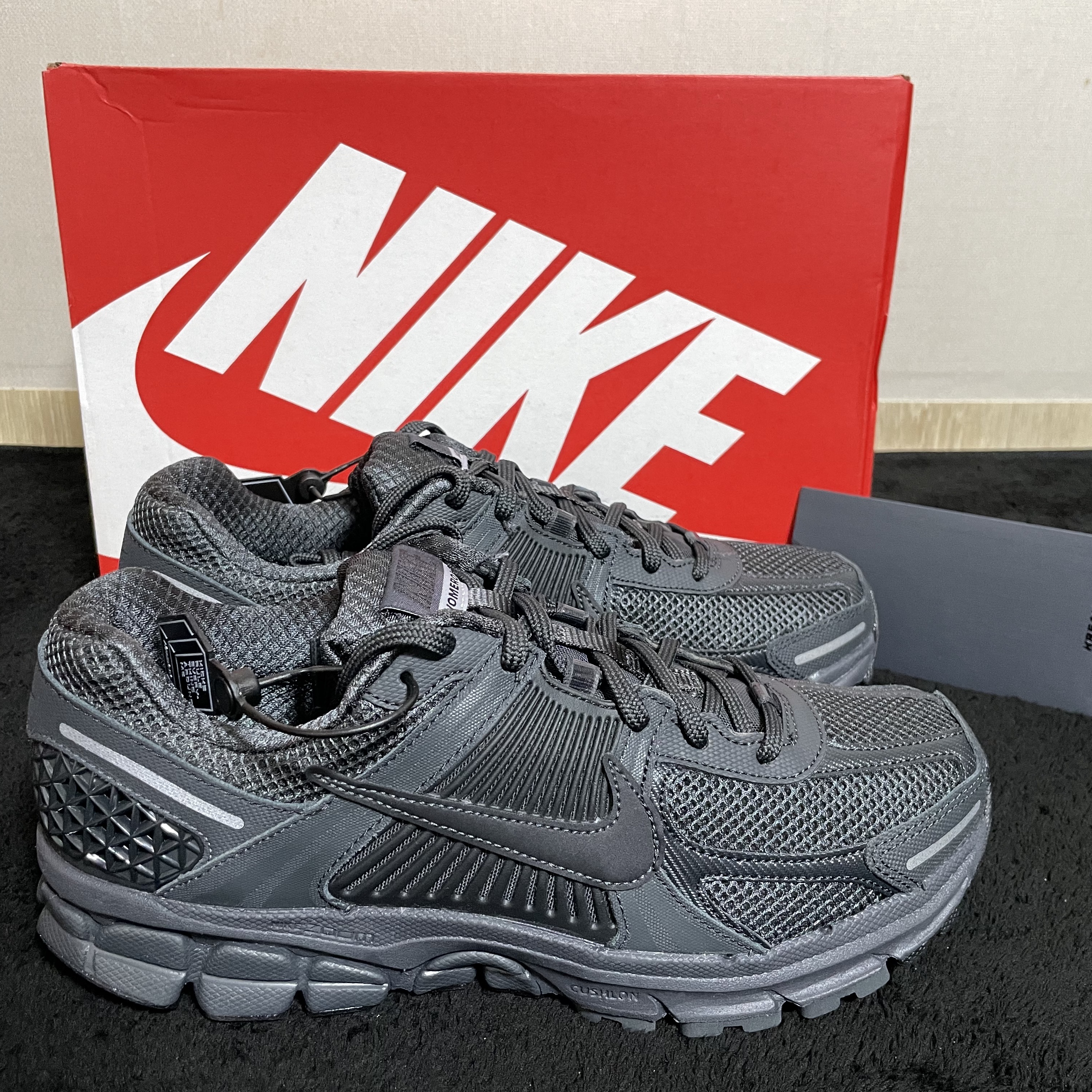 Nike Zoom Vomero 5 SP Anthracite 2023 착용 스타일 - 1