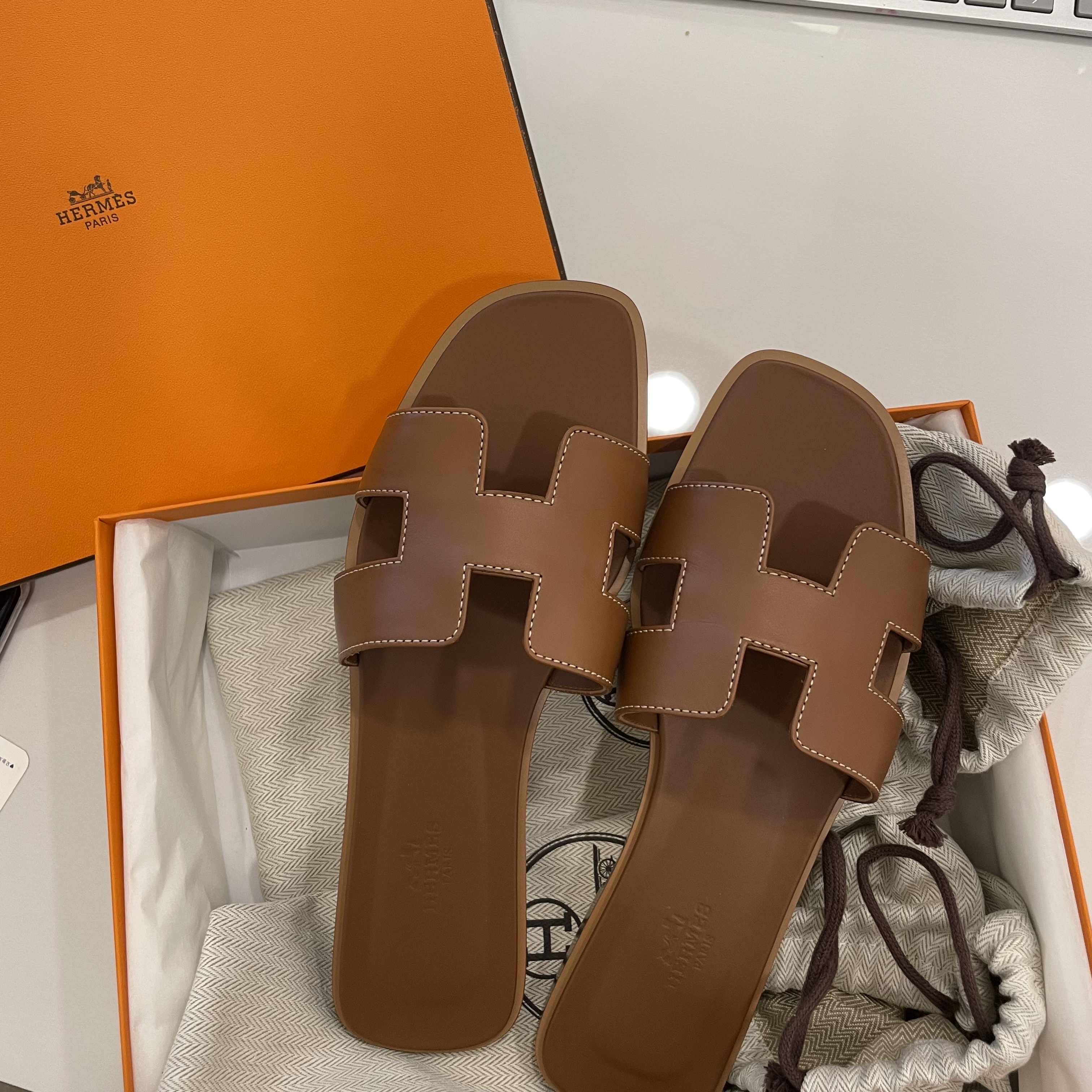 (W) Hermes Oran Sandal Calfskin & Gold Piqures Ecrues 착용 스타일