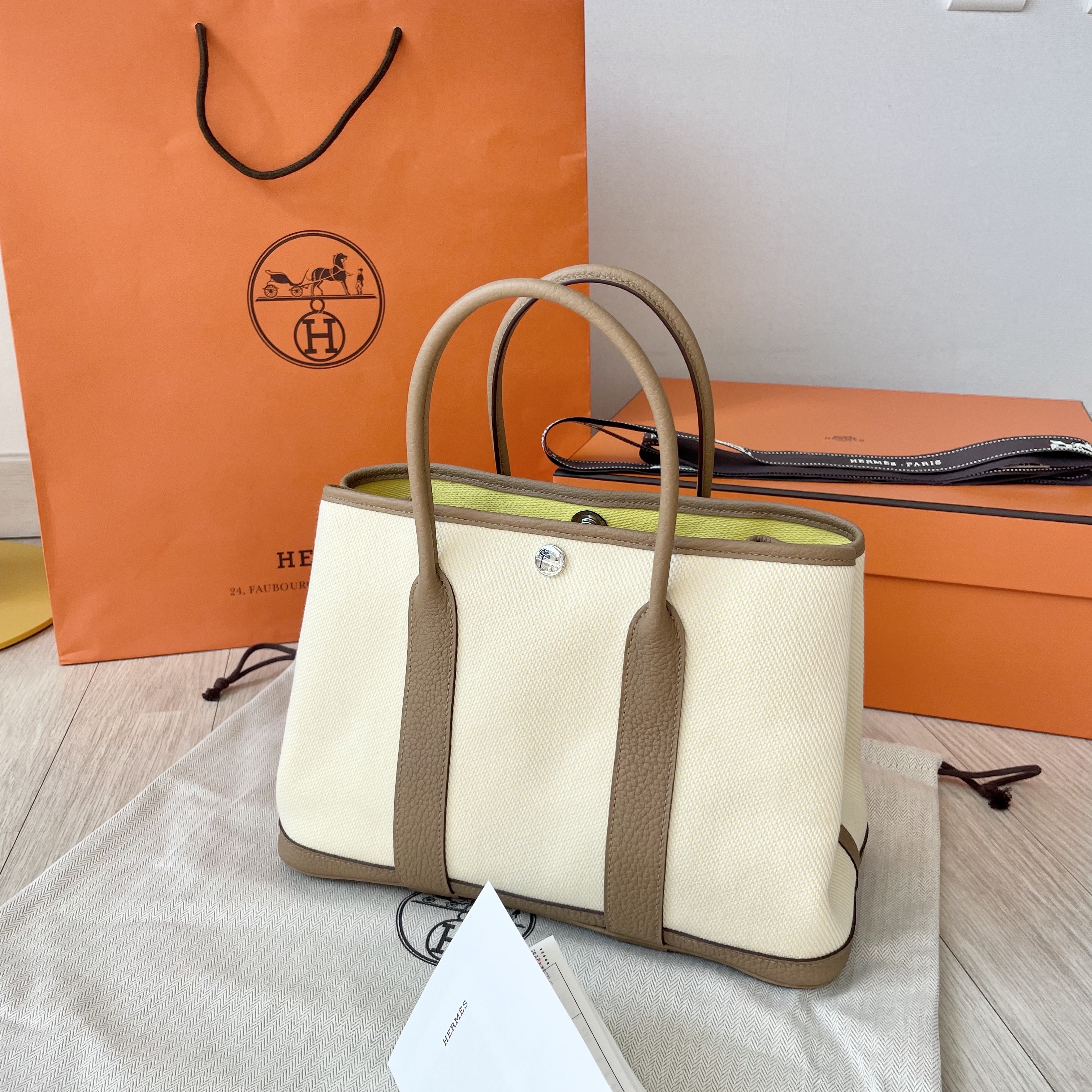 Hermes Garden Party 30 Bag Twill Negonda & Palladium Ecru Jaune Citron Biscuit 착용 스타일