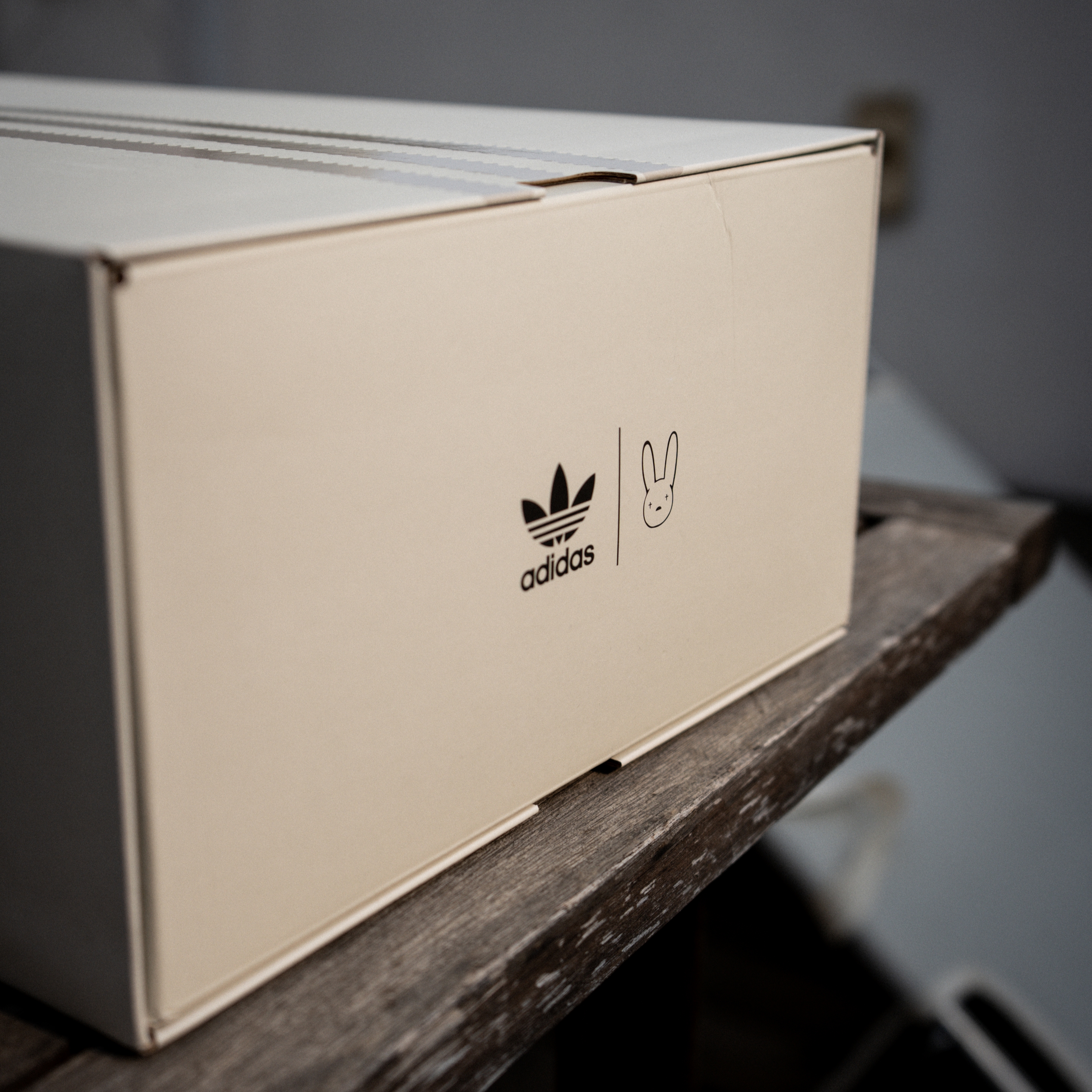 Adidas x Bad Bunny Forum Low Cloud White Clear Onix 착용 스타일 - 3