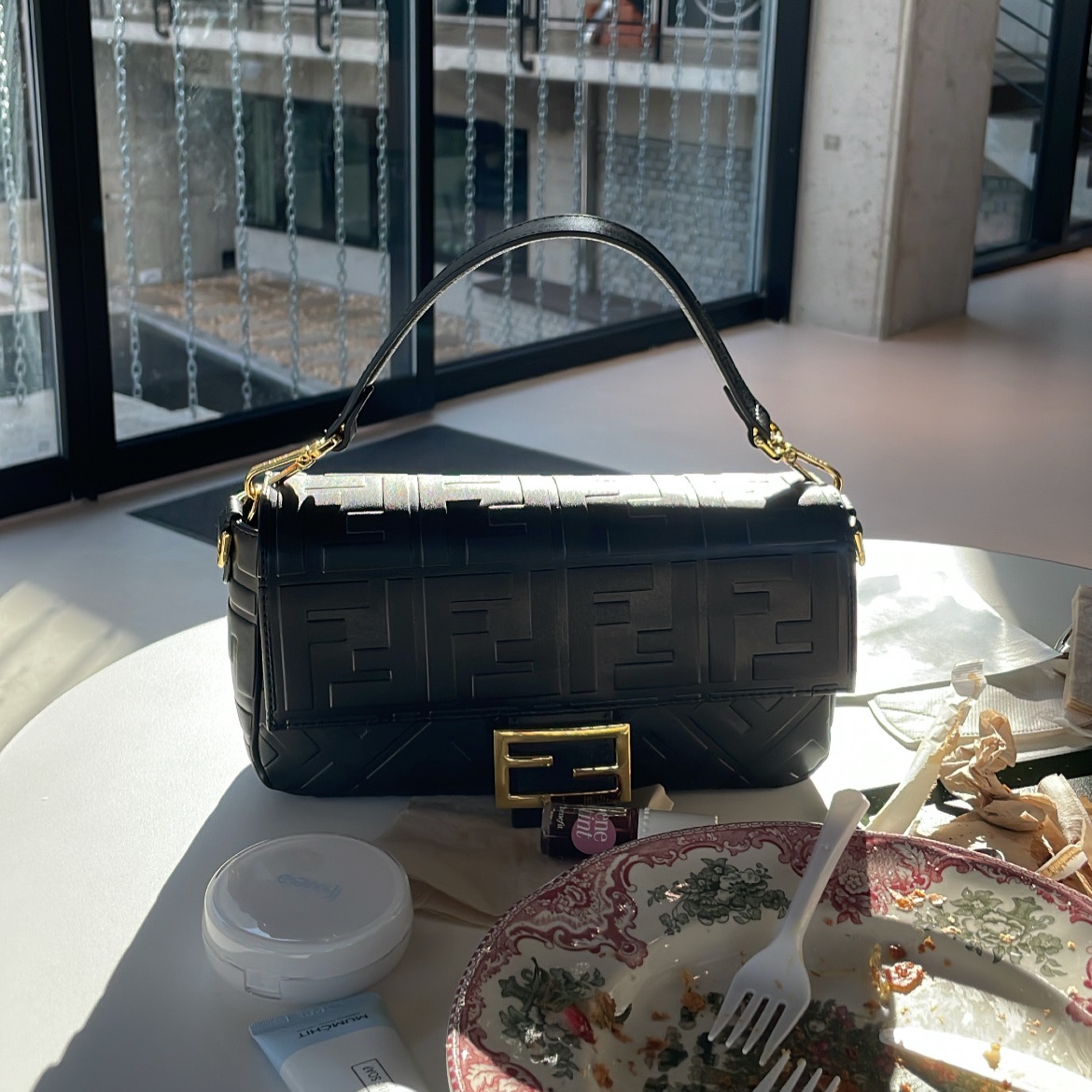 Fendi Baguette Chain Midi Leather Bag Black 착용 스타일