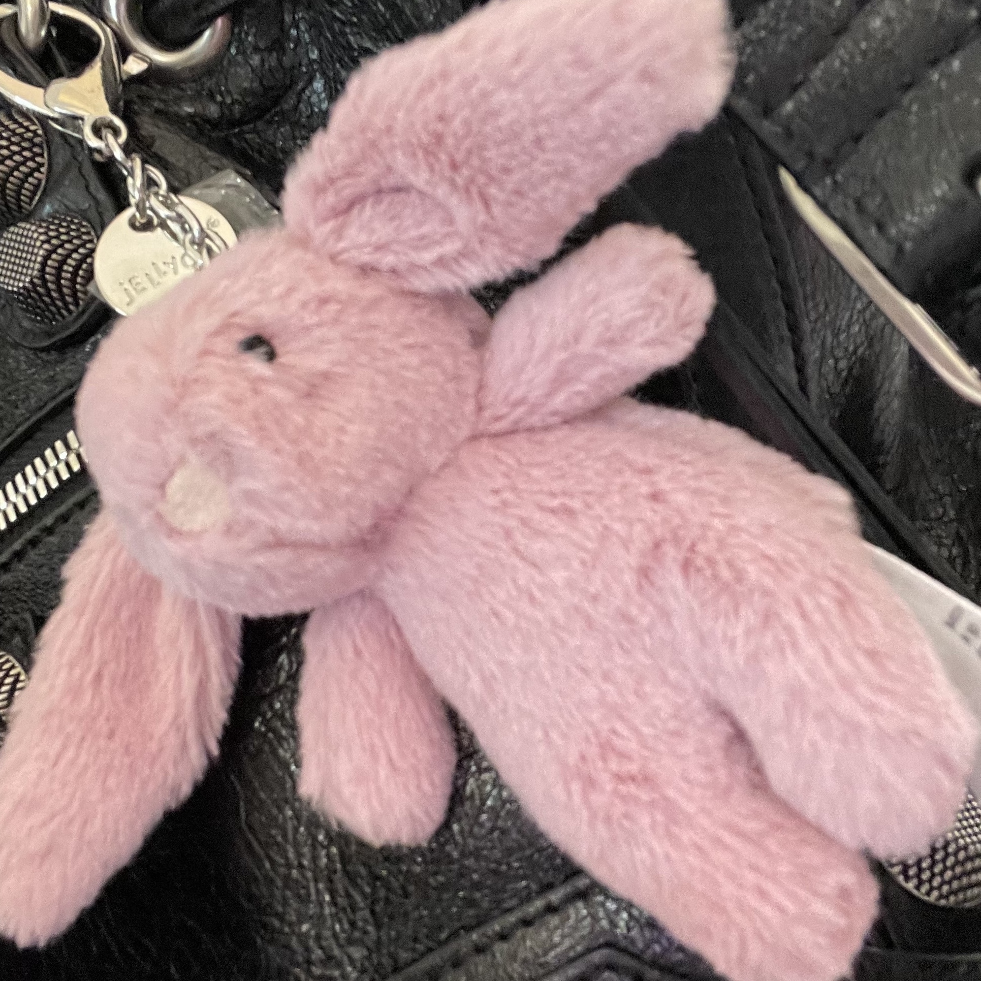 Jellycat Bashful Bunny Bag Charm Tulip 착용 스타일