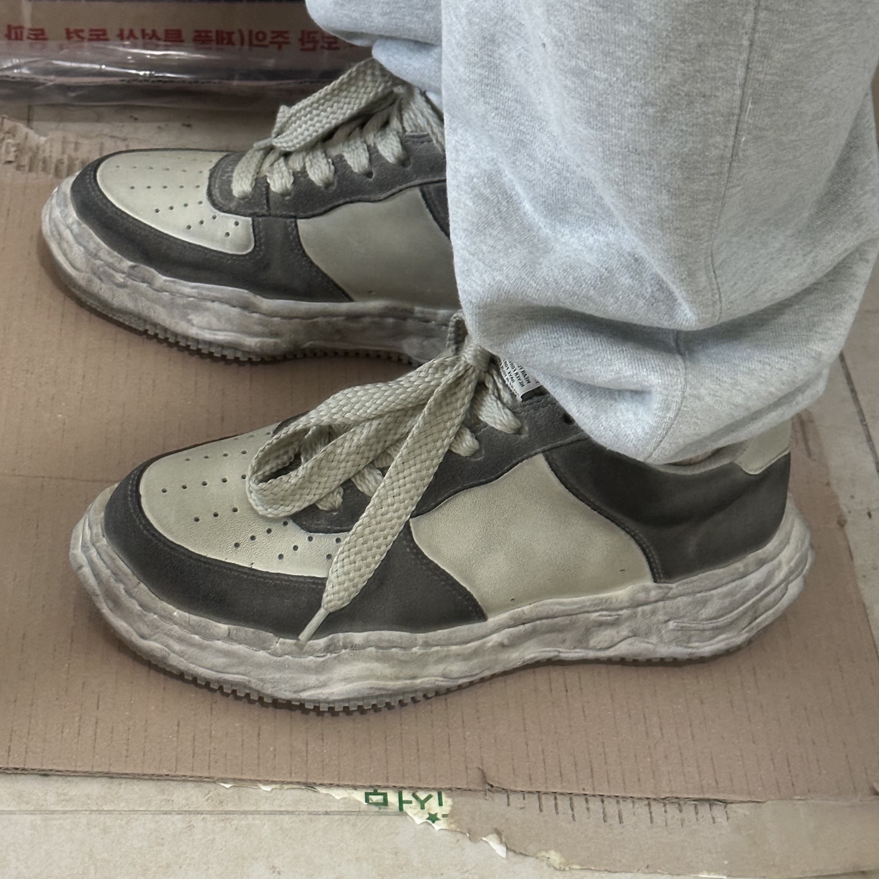 Maison Mihara Yasuhiro Wayne OG Sole Distressed Leather Low-top Sneaker White 착용 스타일 - 4