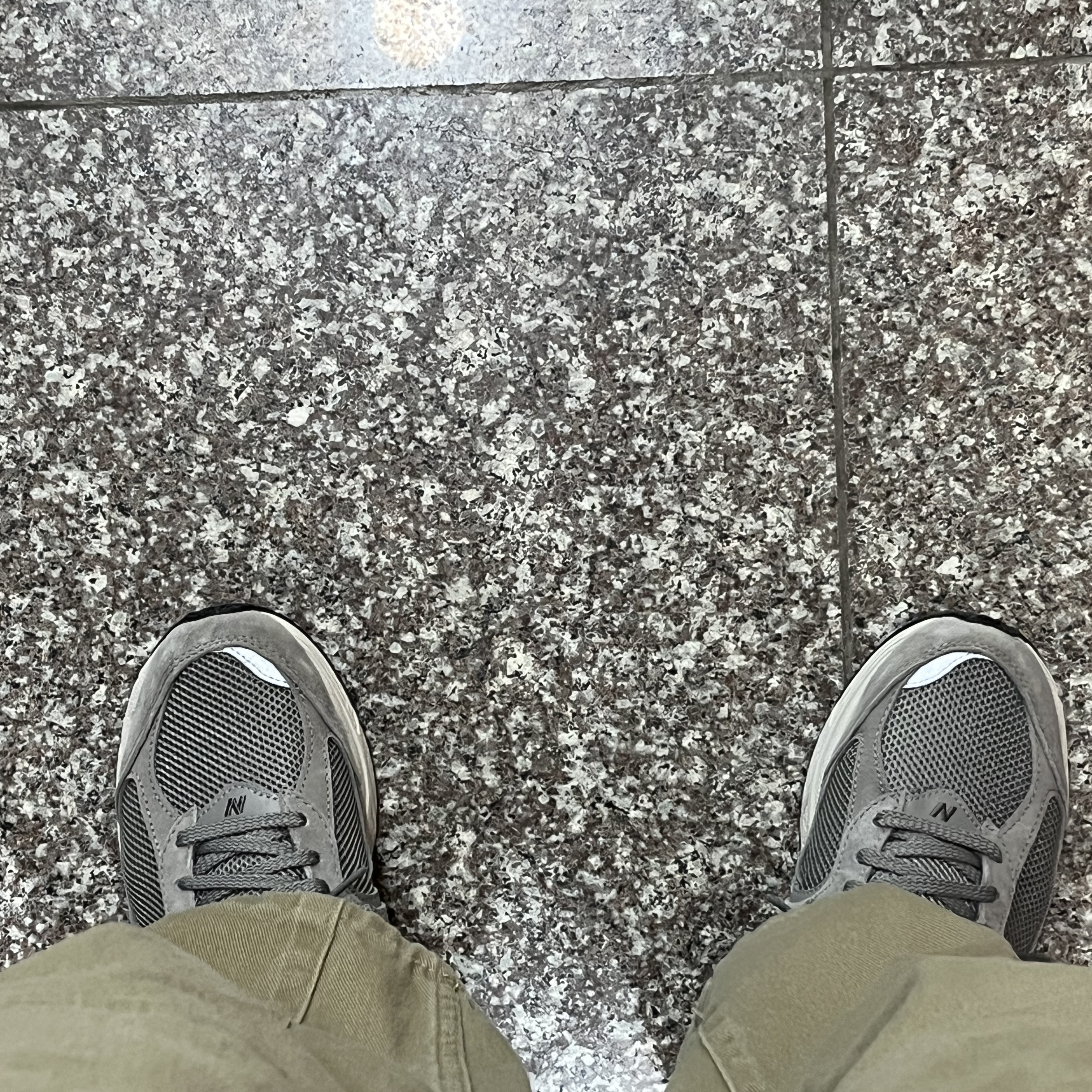 New Balance 2002R Grey 착용 스타일