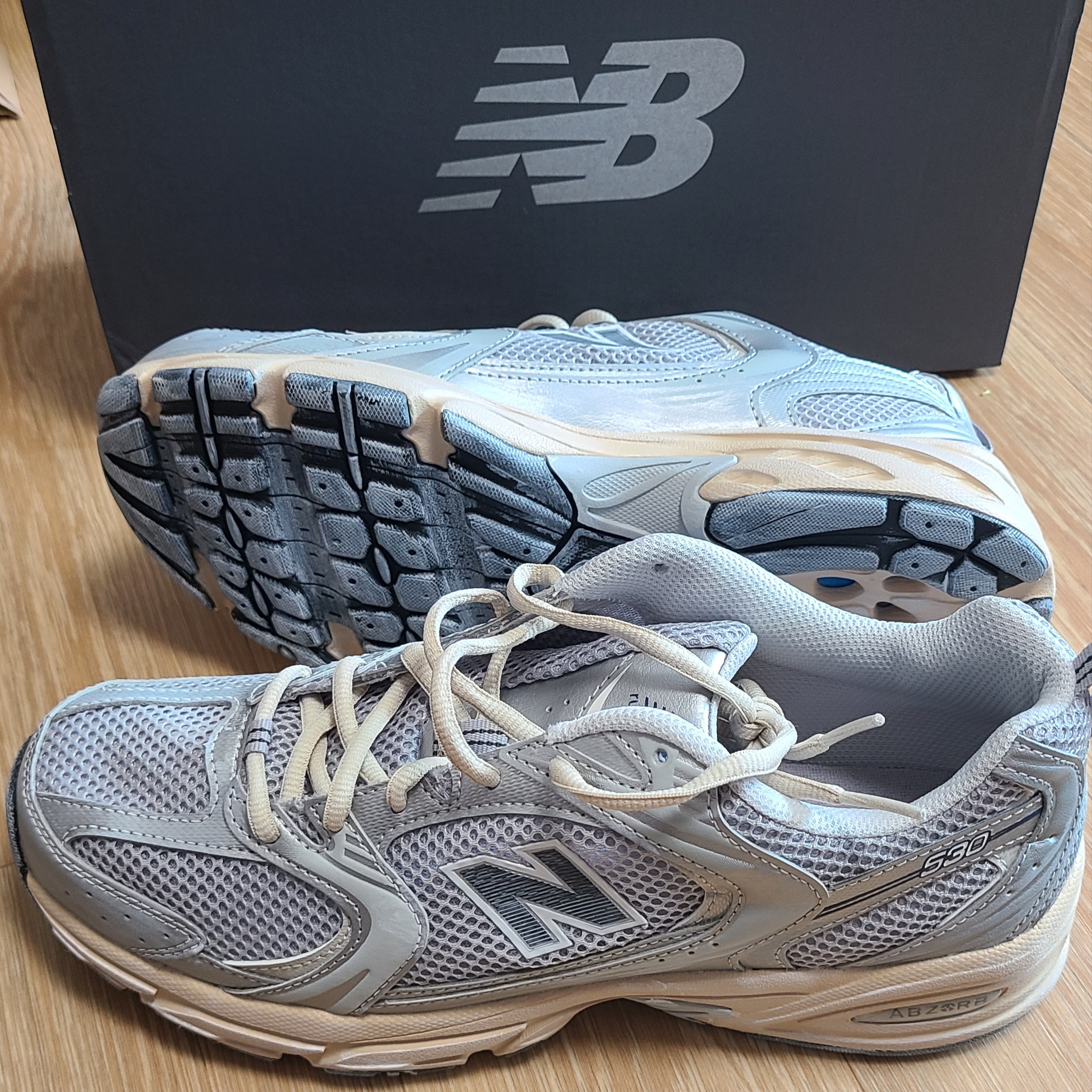 New Balance 530 Vintage Metallic Silver 착용 스타일
