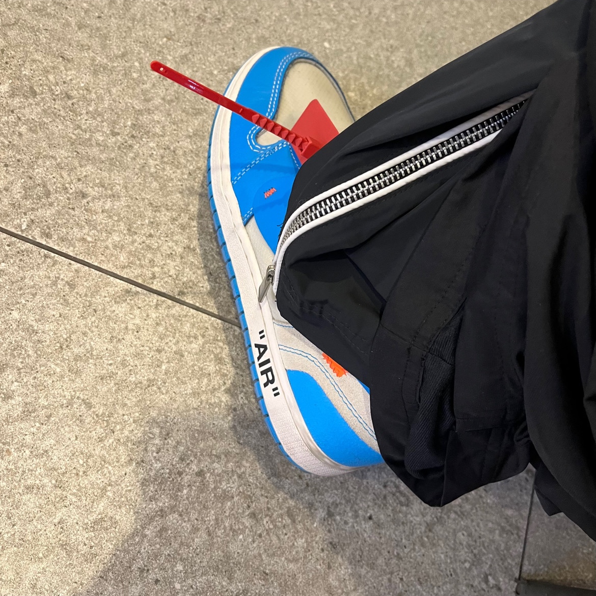 Jordan 1 x Off-White Retro High University Blue, Nike NRG DH Pants Black 착용 스타일 - 2