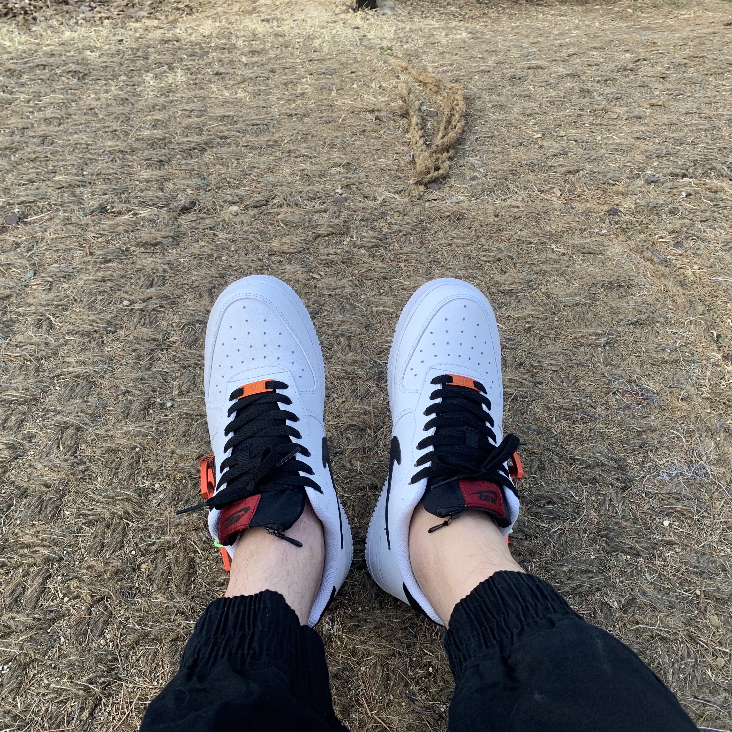 Nike Air Force 1 '07 PRM Carabiner Red 착용 스타일 - 1