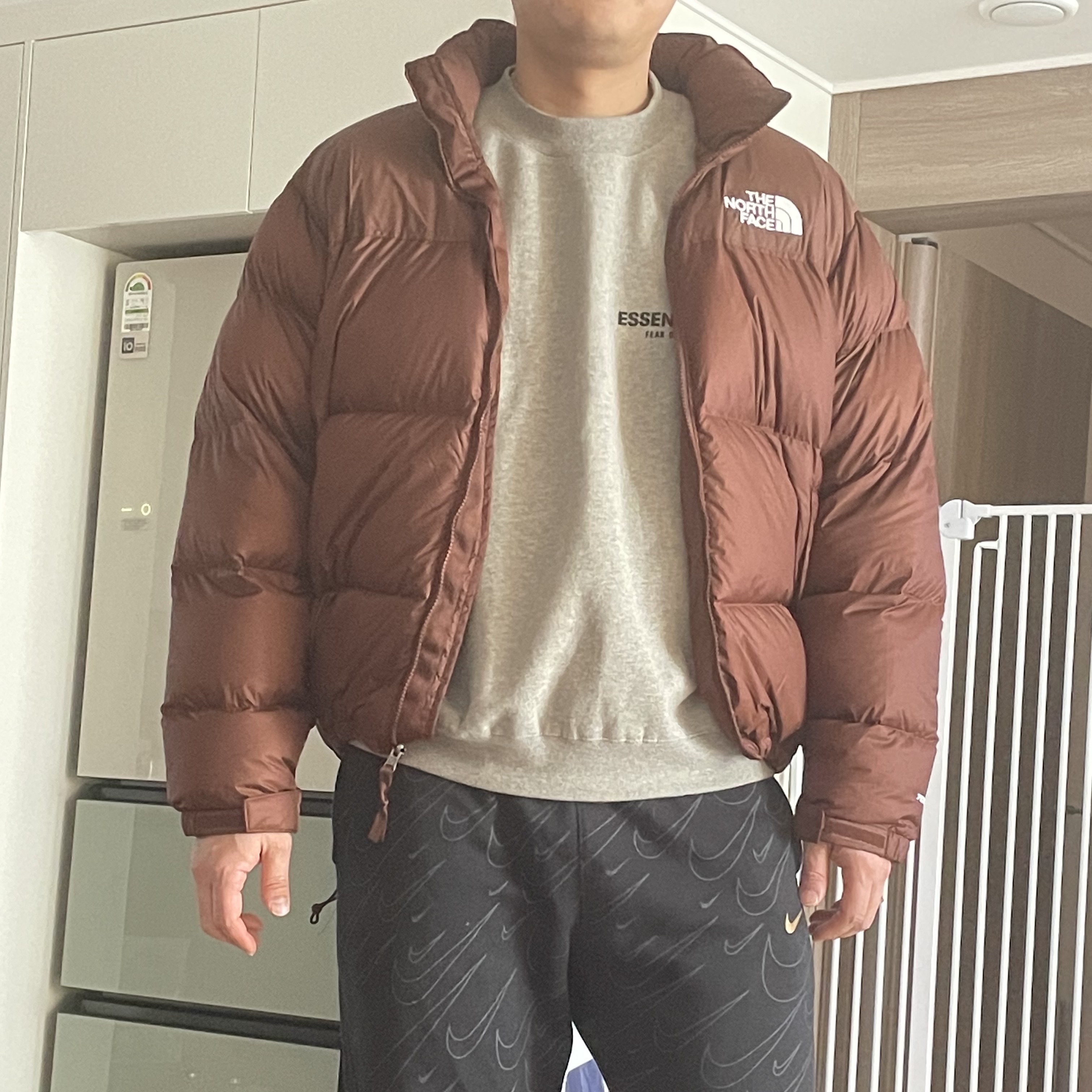 The North Face 1996 Retro Nuptse Jacket Dark Oak, Essentials The Core Collection Crewneck Sweatshirt Dark Oatmeal 착용 스타일 - 1