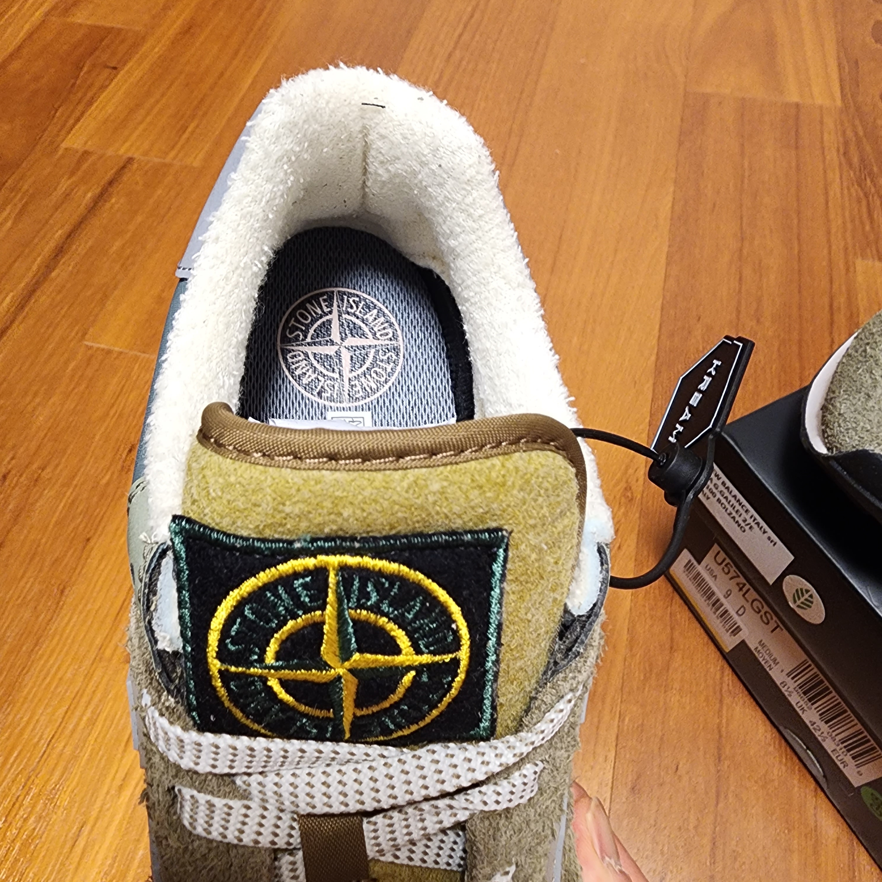New Balance x Stone Island 574 Legacy Green 착용 스타일 - 3